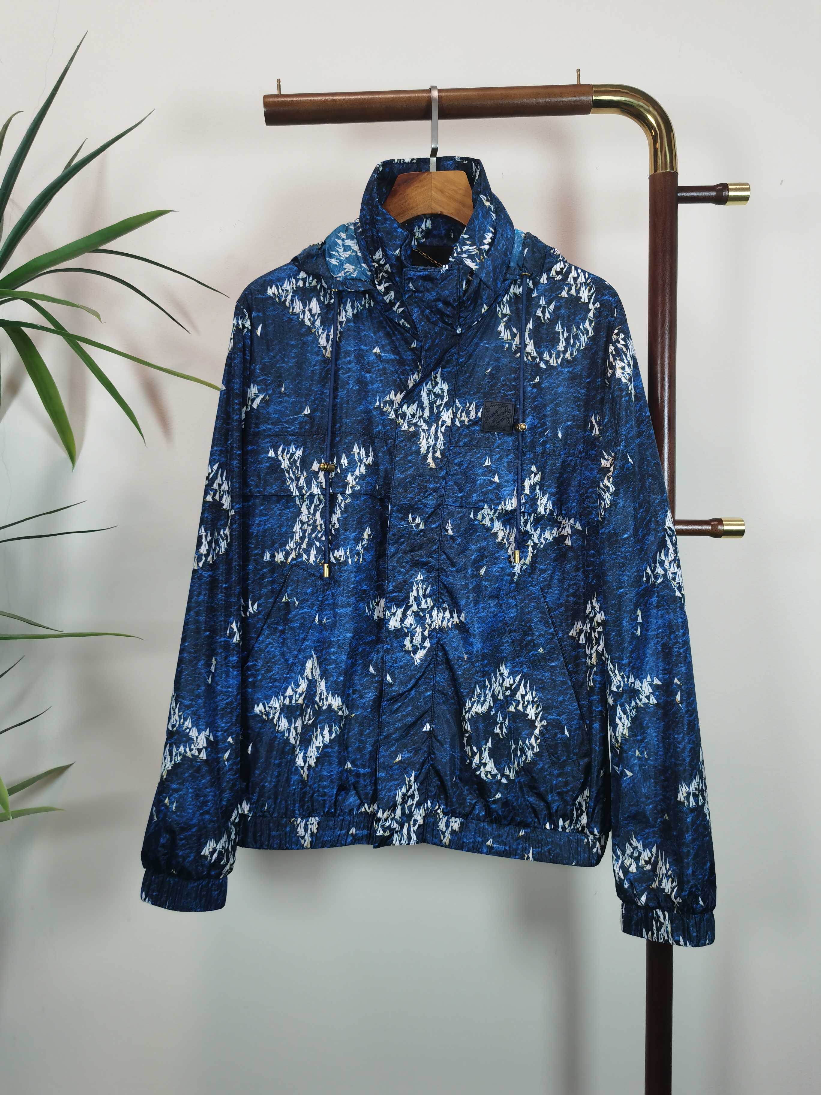 NO:538186,LV Louis Vuitton 2025 spring and summer new men's jacket jacket, fashionable and casual high-end version!  Customized fabrics for counters are breathable and comfortable, with impeccable details, and the brand element design concept reflects high quality. The feel is delicate and soft!  It is casually cut, with a great upper body style!  Color blue code count 48-56, louis vuitton,louis vuitton,jackets & coats,jackets & coats,alexander wang19860909LV 路易威登 2025春夏新款男士冲锋衣夹克外套,时尚休闲高端版本！专柜定制面料 透气舒适度高,细节无可挑剔,品牌元素设计理念,体现高品质.手感细腻柔软！呈现休闲裁剪,上身版型超赞！ 颜色蓝色 码数48-56,,louis vuitton,louis vuitton,jackets & coats,jackets & coats,alexander wang,Men's clothing