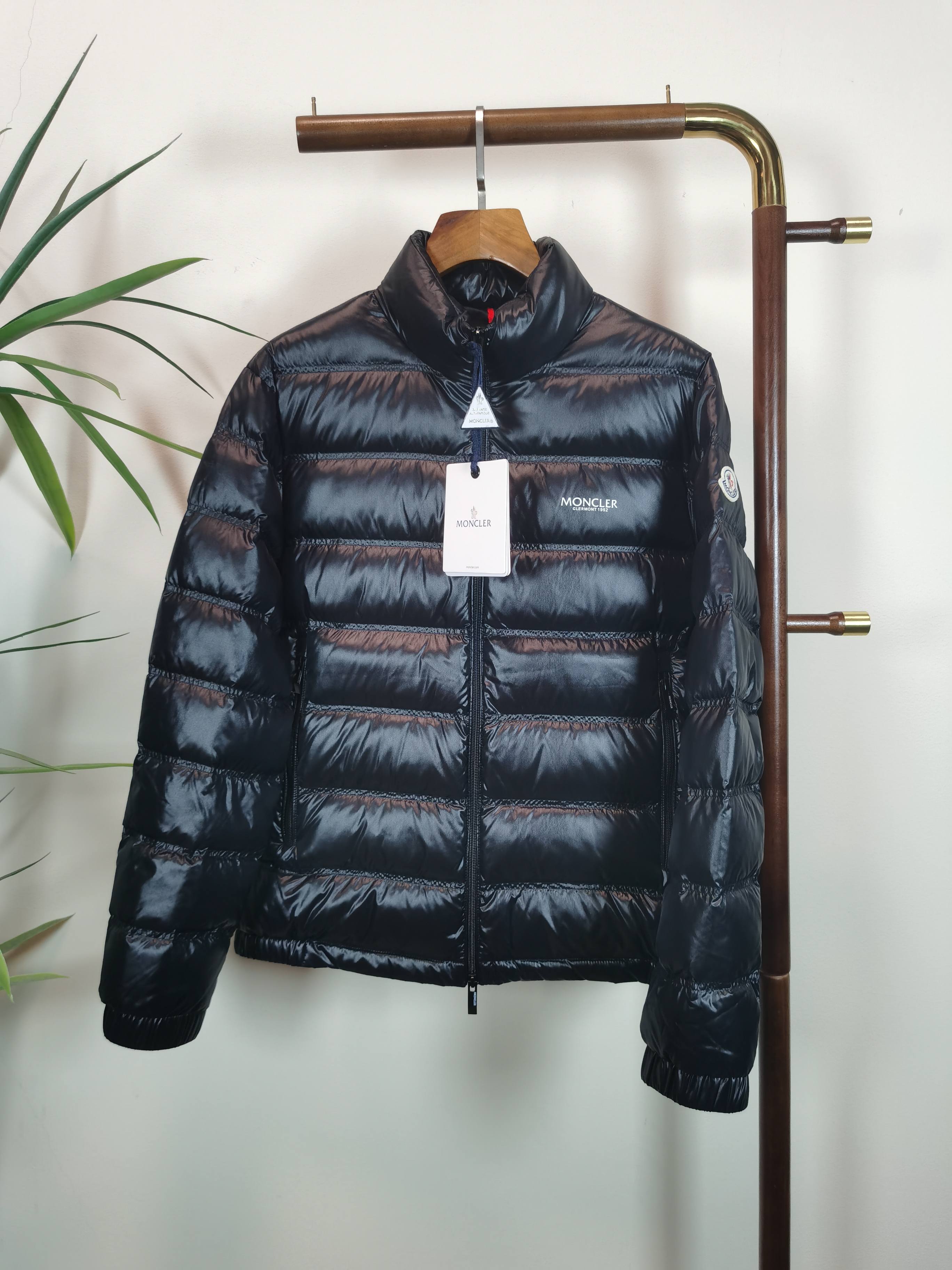 NO:538189,MONCLER matte exclusively provides new baseball-collar down jackets in autumn and winter. Trading companies have a variety of channels and are essential for cooling weather. They can be worn in daily life and outdoor sports. They are wear-resistant, scratch-resistant and easy to manage. The inner is equipped with 90 euro standard high-quality white goose down filling. It is matched with large square quilt quilting technology to create a fluffy and full overall effect, taking into account the powerful warm-proof temperature locking effect, so that you are not afraid of the cold outdoor weather in autumn and winter! Color Black Size 48-56, Moncler, down jacket, alexander wang19860909MONCLER蒙口独家专供秋冬新款棒球领羽绒服,贸易公司渠道稀出,降温天气必备的保暖单品,不论是日常还是户外运动都能穿.耐磨防刮易打理,内里配置90欧标优质白鹅绒埴充,在搭配大方格绗缝工艺,打造蓬松饱满的整体效果,兼顾强悍的保暖锁温效果,让你无惧秋冬季寒冷的户外天气! 颜色 黑色 尺码48-56,,Moncler,down jacket,alexander wang,Men's clothing