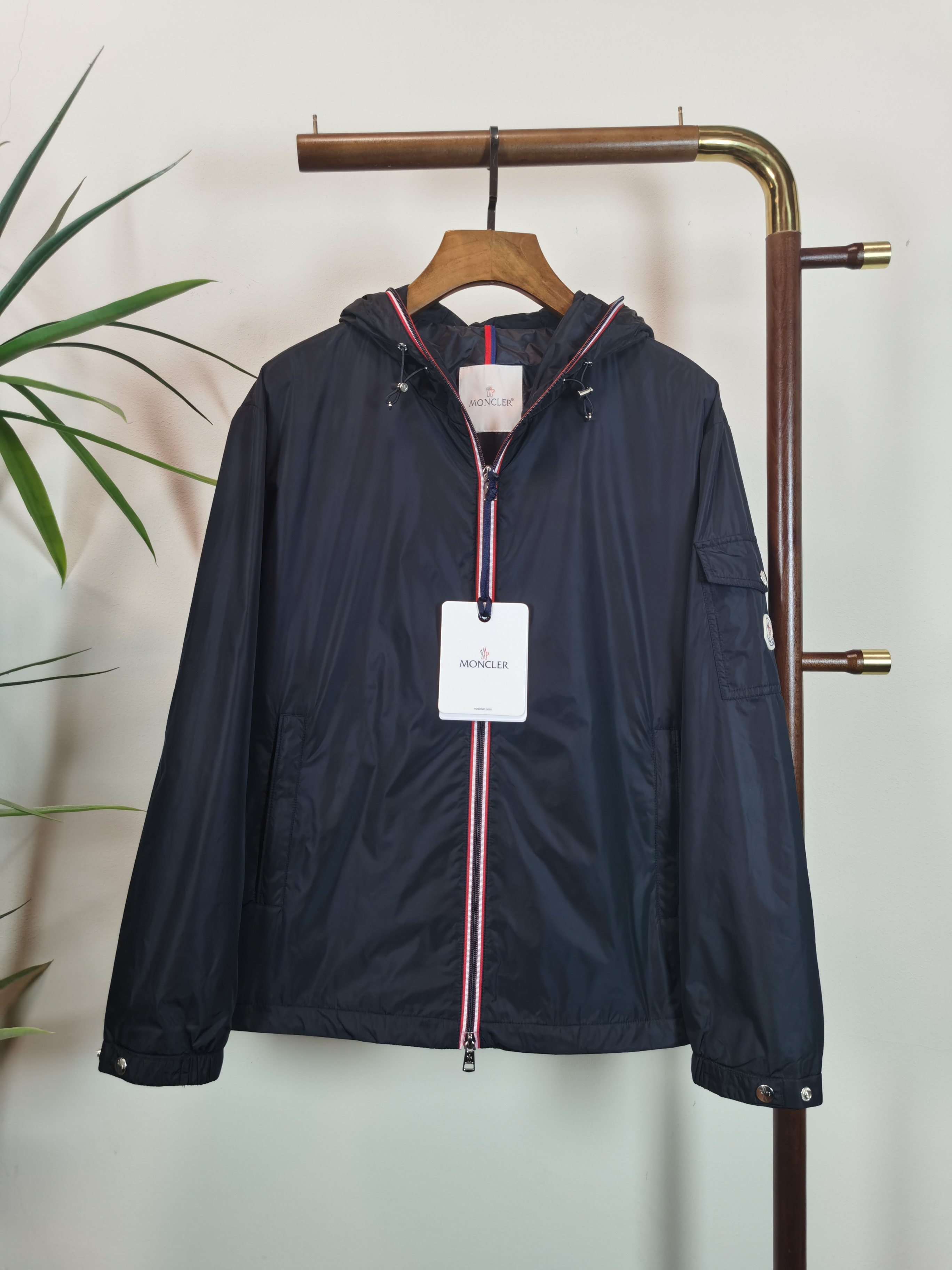 NO:539134,MONCLER Top quality The same style on the official website, complete with three standards!  2025 autumn and winter new men's hooded jacket with small logo on sleeves, fashionable and casual high-end version!  Customized fabrics in counters are impeccable in details, and the brand elements design concept reflects high quality. The feel is delicate and soft!  It is casually cut, with a great upper body style!  Color black code count 48-56, Moncler, jackets & coats,hats,alexander wang19860909MONCLER 蒙口 顶级品质 官网同款,三标齐全！2025秋冬新款男士连帽外套 袖子带有小logo 时尚休闲高端版本！专柜定制面料 细节无可挑剔,品牌元素设计理念,体现高品质.手感细腻柔软！呈现休闲裁剪,上身版型超赞！ 颜色黑色 码数48-56,,Moncler,jackets & coats,hats,alexander wang,Men's clothing