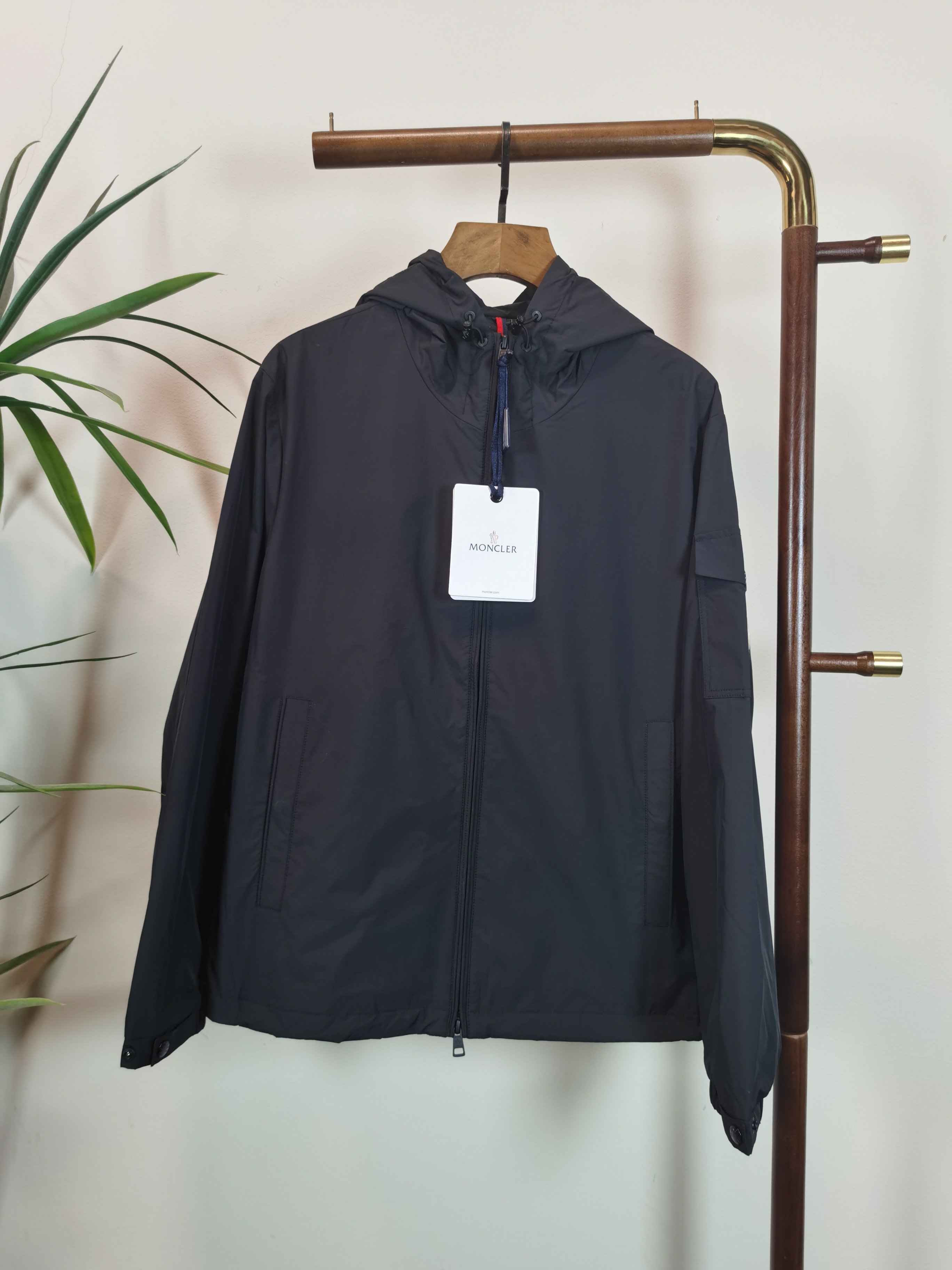 NO:549421,MONCLER mattress top quality The same style on the official website, complete with three standards!  2025 autumn and winter new men's jacket, fashionable and casual high-end version!  Customized fabrics in counters are impeccable in details, and the brand elements design concept reflects high quality. The feel is delicate and soft!  It is casually cut, with a great upper body style!  Color black code number 48-56, Moncler, jackets & coats, jackets & coats, alexander wang19860909MONCLER蒙口 顶级品质 官网同款,三标齐全！2025秋冬新款男士夹克外套,时尚休闲高端版本！专柜定制面料 细节无可挑剔,品牌元素设计理念,体现高品质.手感细腻柔软！呈现休闲裁剪,上身版型超赞！ 颜色黑色 码数48-56,,Moncler,jackets & coats,jackets & coats,alexander wang,Men's clothing