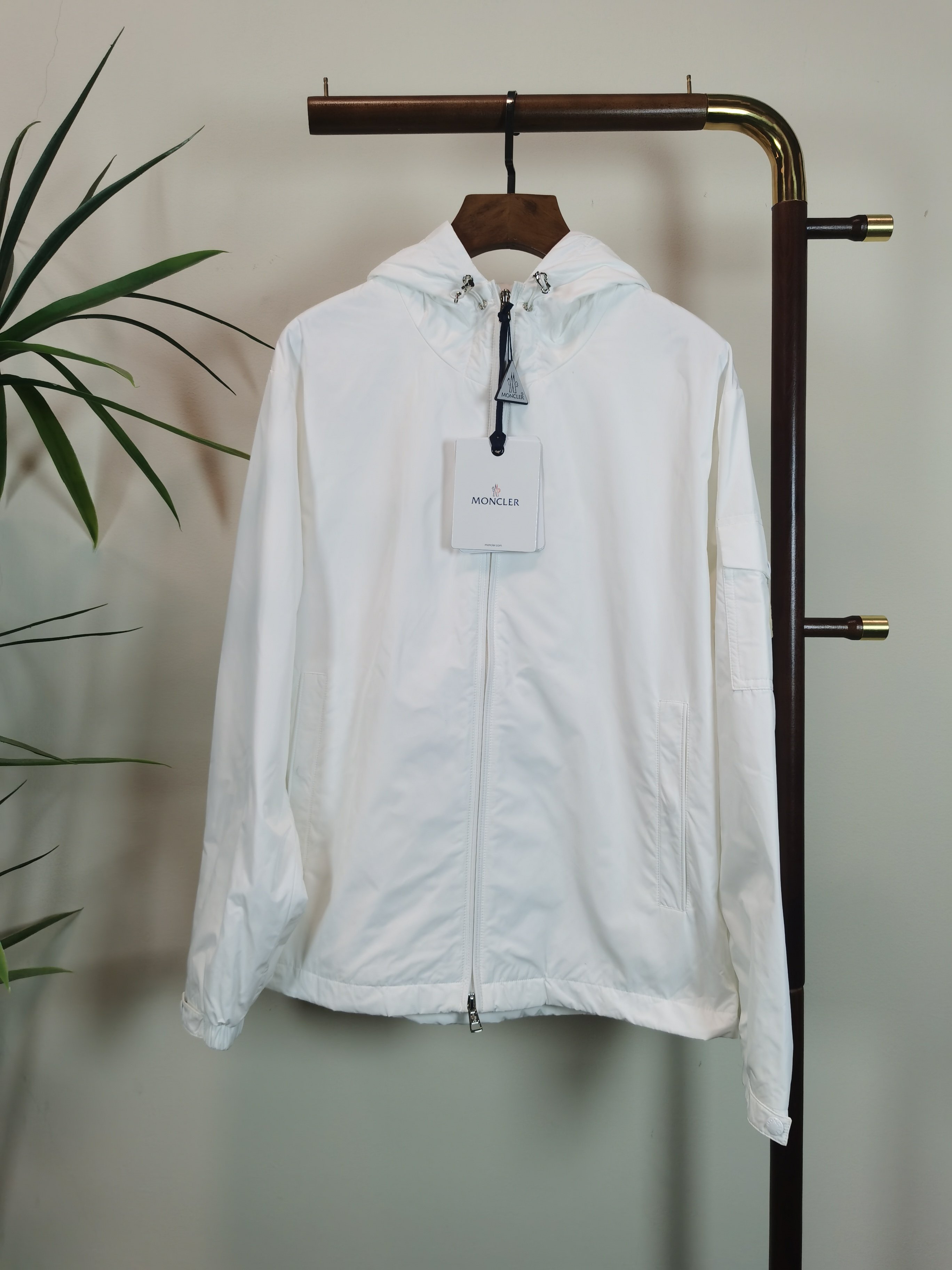 NO:549427,MONCLER mattress top quality The same style on the official website, complete with three standards!  2025 autumn and winter new men's jacket, fashionable and casual high-end version!  Customized fabrics in counters are impeccable in details, and the brand elements design concept reflects high quality. The feel is delicate and soft!  It is casually cut, with a great upper body style!  Color white digit number 48-56, Moncler, jackets & coats, jackets & coats, alexander wang19860909MONCLER蒙口 顶级品质 官网同款,三标齐全！2025秋冬新款男士夹克外套,时尚休闲高端版本！专柜定制面料 细节无可挑剔,品牌元素设计理念,体现高品质.手感细腻柔软！呈现休闲裁剪,上身版型超赞！ 颜色白色 码数48-56,,Moncler,jackets & coats,jackets & coats,alexander wang,Men's clothing