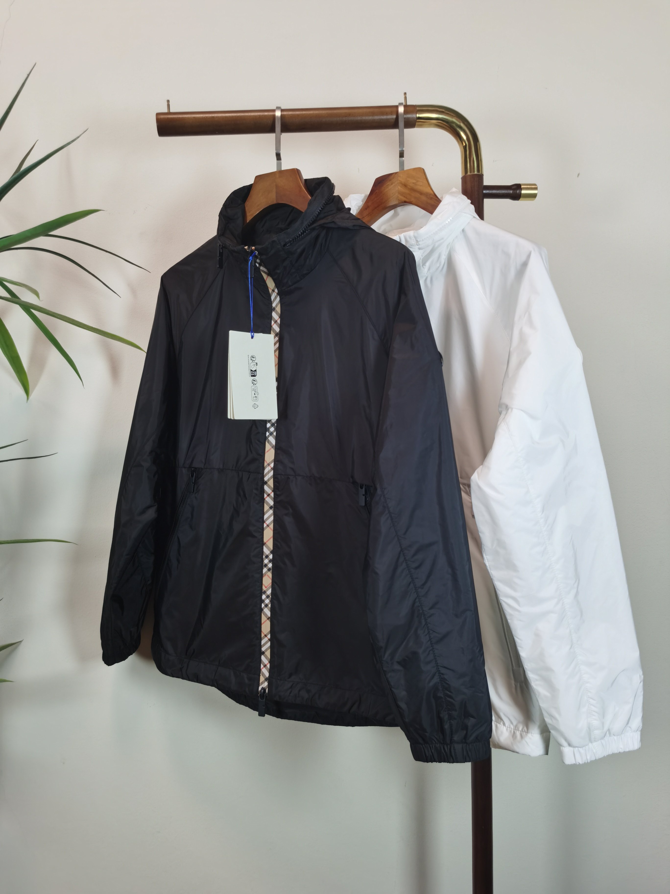 NO:549397,BURBERRY Top quality The same style on the official website, complete with three standards!  2025 autumn and winter new men's jacket, fashionable and casual high-end version!  Customized fabrics in counters are impeccable in details, and the brand elements design concept reflects high quality. The feel is delicate and soft!  It is casually cut, with a great upper body style!  Color Black White Number of 48-56, Burberry, Burberry, Jackets & coats, Jackets & coats, Alexander wang19860909BURBERRY 巴宝莉 顶级品质 官网同款,三标齐全！2025秋冬新款男士夹克外套,时尚休闲高端版本！专柜定制面料 细节无可挑剔,品牌元素设计理念,体现高品质.手感细腻柔软！呈现休闲裁剪,上身版型超赞！ 颜色 黑色 白色 码数48-56,,burberry,burberry,jackets & coats,jackets & coats,alexander wang,Men's clothing