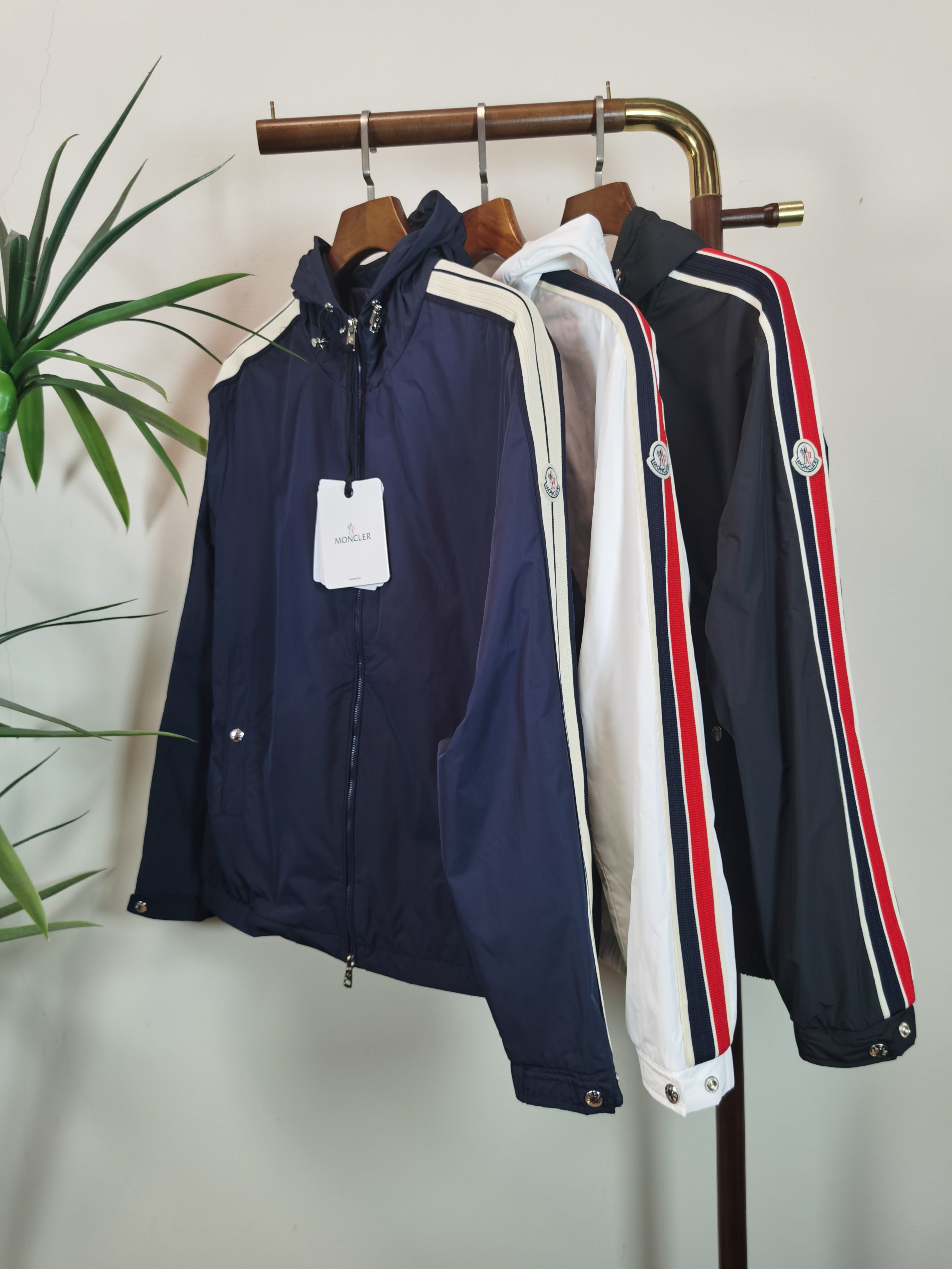 NO:538164,MONCLER Top quality The same style on the official website, complete with three standards!  2025 autumn and winter new men's jacket, fashionable and casual high-end version!  Customized fabrics in counters are impeccable in details, and the brand elements design concept reflects high quality. The feel is delicate and soft!  It is casually cut, with a great upper body style!  Color Black White Blue Number of 48-56, Moncler, jackets & coats, jackets & coats, alexander wang19860909MONCLER 蒙口 顶级品质 官网同款,三标齐全！2025秋冬新款男士夹克外套,时尚休闲高端版本！专柜定制面料 细节无可挑剔,品牌元素设计理念,体现高品质.手感细腻柔软！呈现休闲裁剪,上身版型超赞！ 颜色 黑色 白色 蓝色 码数48-56,,Moncler,jackets & coats,jackets & coats,alexander wang,Men's clothing