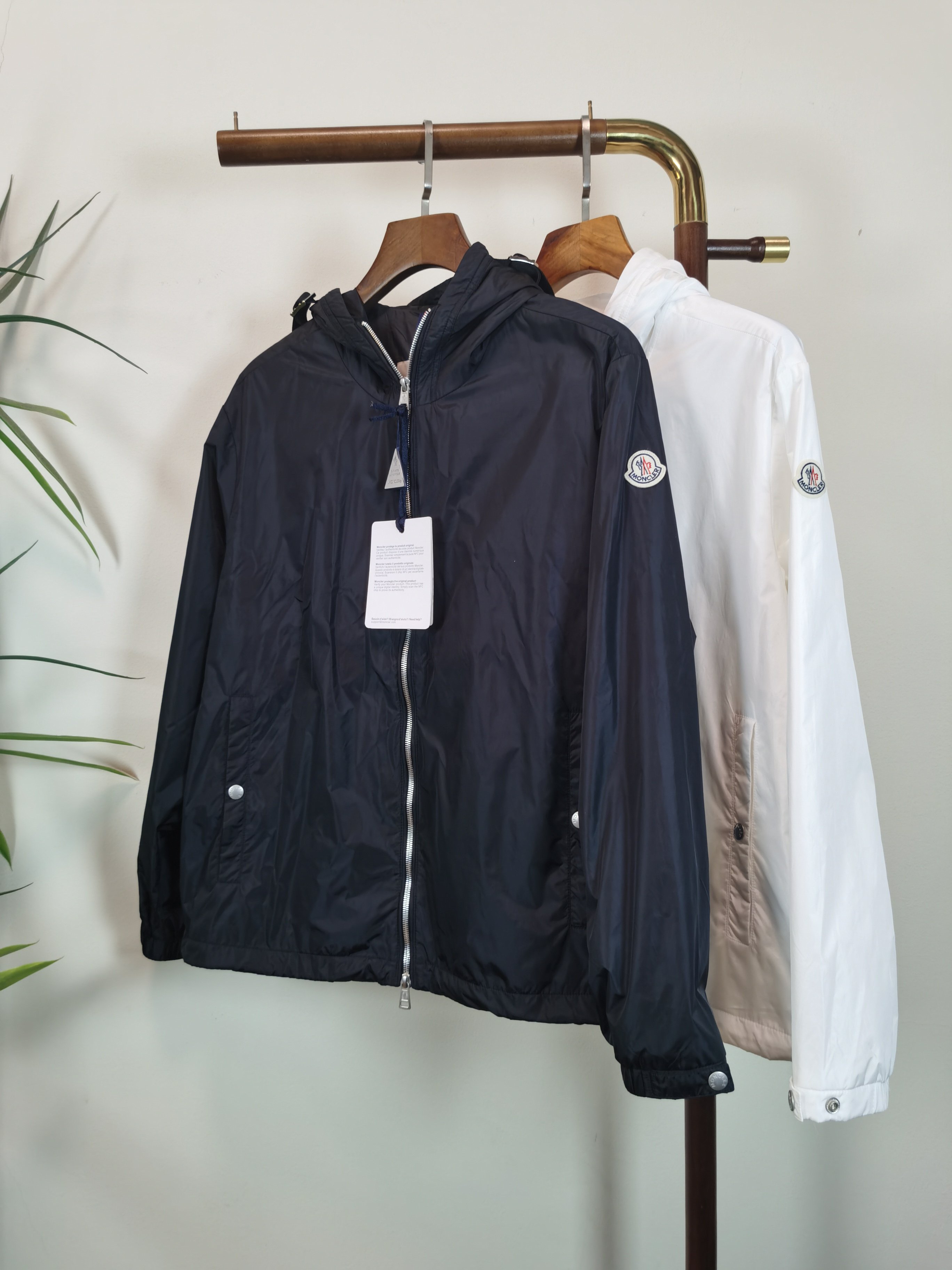 NO:547788,MONCLER Top quality The same style on the official website, complete with three standards!  2025 autumn and winter new men's jacket, fashionable and casual high-end version!  Customized fabrics in counters are impeccable in details, and the brand elements design concept reflects high quality. The feel is delicate and soft!  It is casually cut, with a great upper body style!  Color Black White Number of 48-56, Moncler, jackets & coats, jackets & coats, alexander wang19860909MONCLER 蒙口 顶级品质 官网同款,三标齐全！2025秋冬新款男士夹克外套,时尚休闲高端版本！专柜定制面料 细节无可挑剔,品牌元素设计理念,体现高品质.手感细腻柔软！呈现休闲裁剪,上身版型超赞！ 颜色 黑色 白色 码数48-56,,Moncler,jackets & coats,jackets & coats,alexander wang,Men's clothing