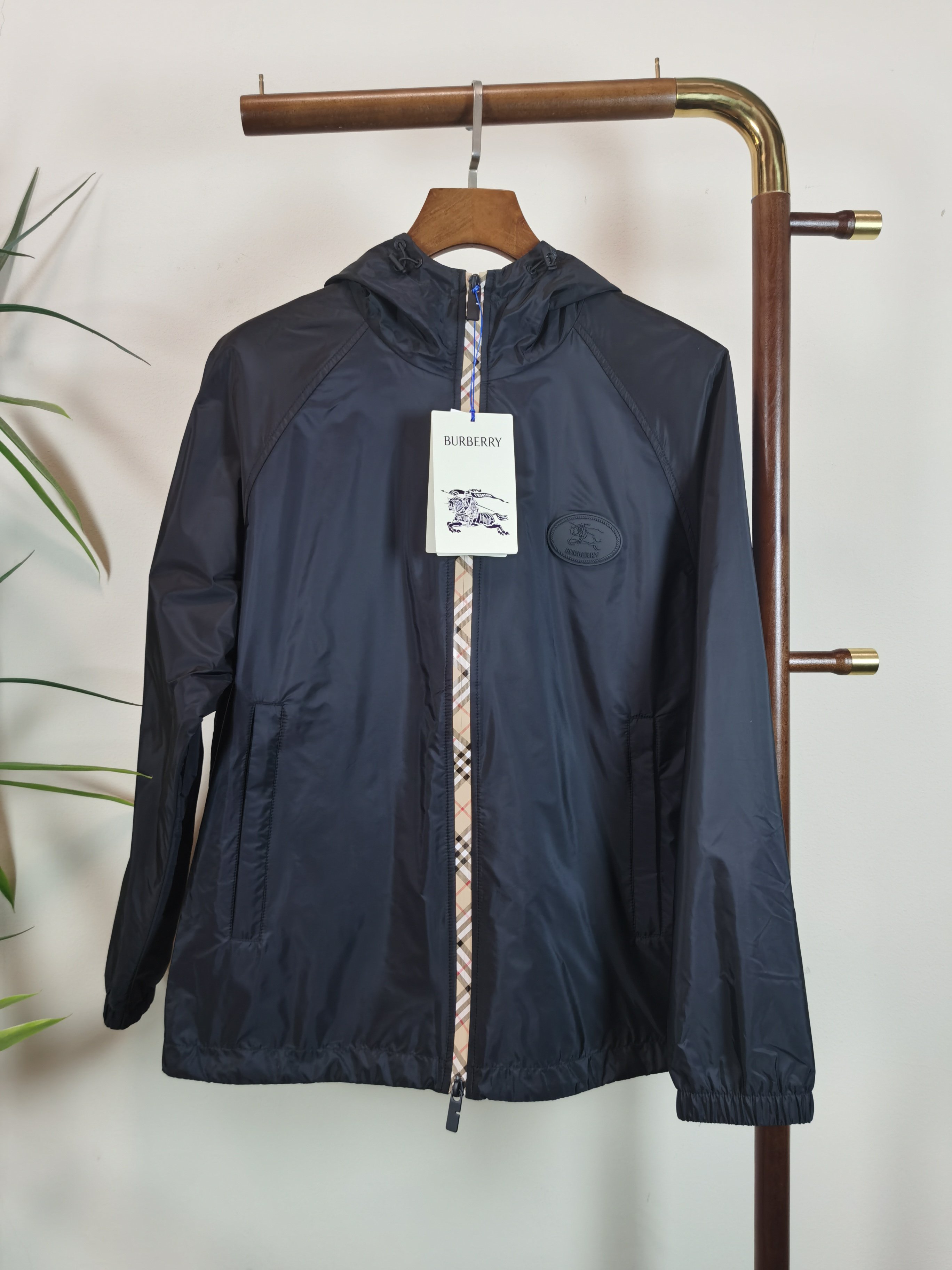 NO:539131,BURBERRY Top Quality, same style on the official website, complete with three standards!  2025 autumn and winter new men's jacket, fashionable and casual high-end version!  Customized fabrics in counters are impeccable in details, and the brand elements design concept reflects high quality. The feel is delicate and soft!  It is casually cut, with a great upper body style!  Color Black Number of codes 48-56, burberry, burberry, jackets & coats, jackets & coats, alexander wang19860909BURBERRY 巴宝莉顶级品质 官网同款,三标齐全！2025秋冬新款男士夹克外套,时尚休闲高端版本！专柜定制面料 细节无可挑剔,品牌元素设计理念,体现高品质.手感细腻柔软！呈现休闲裁剪,上身版型超赞！ 颜色 黑色 码数48-56,,burberry,burberry,jackets & coats,jackets & coats,alexander wang,Men's clothing