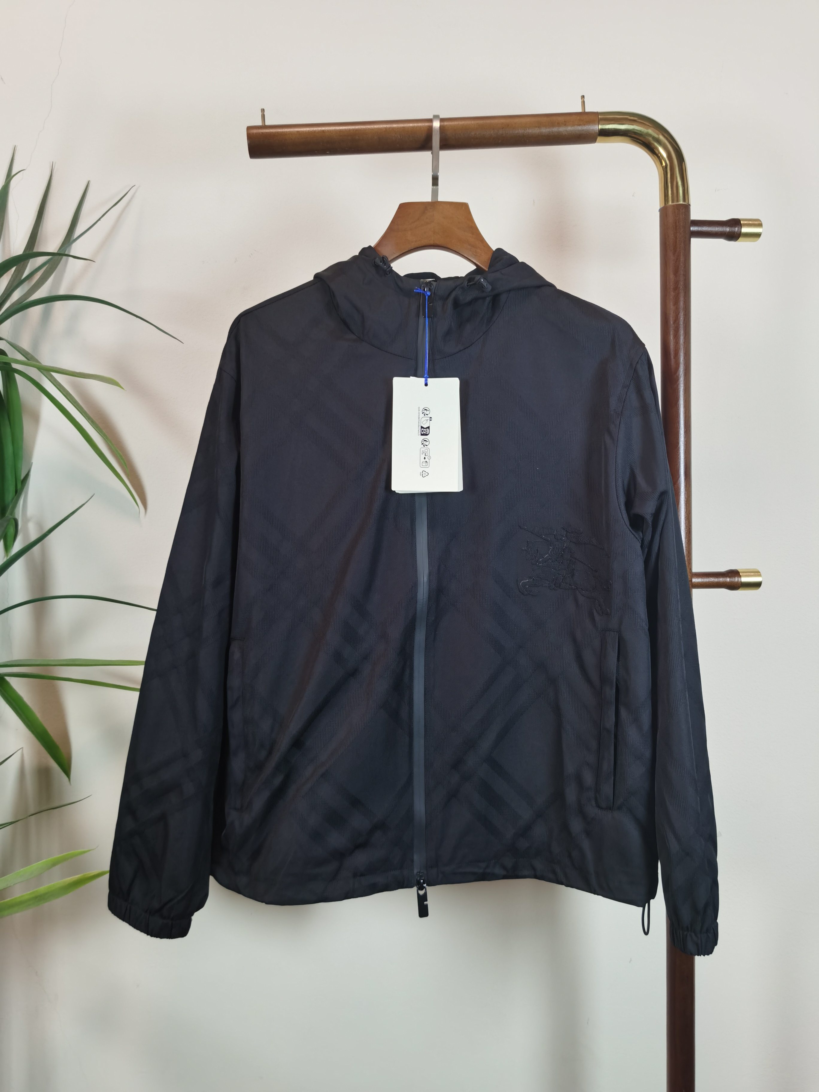 NO:538172,BBR Burberry Top Quality The same model on the official website, complete with three standards!  2025 autumn and winter new men's hooded jacket, with an embroidered war horse logo in front, fashionable and casual high-end version!  Customized fabrics in counters are impeccable in details, and the brand elements design concept reflects high quality. The feel is delicate and soft!  It is casually cut, with a great upper body style!  Color black code number 48-56, burberry, jackets & coats,hats,alexander wang19860909BBR 巴宝莉 顶级品质 官网同款,三标齐全！2025秋冬新款男士连帽外套,前有刺绣战马大logo 时尚休闲高端版本！专柜定制面料 细节无可挑剔,品牌元素设计理念,体现高品质.手感细腻柔软！呈现休闲裁剪,上身版型超赞！ 颜色黑色 码数48-56,,burberry,jackets & coats,hats,alexander wang,Men's clothing