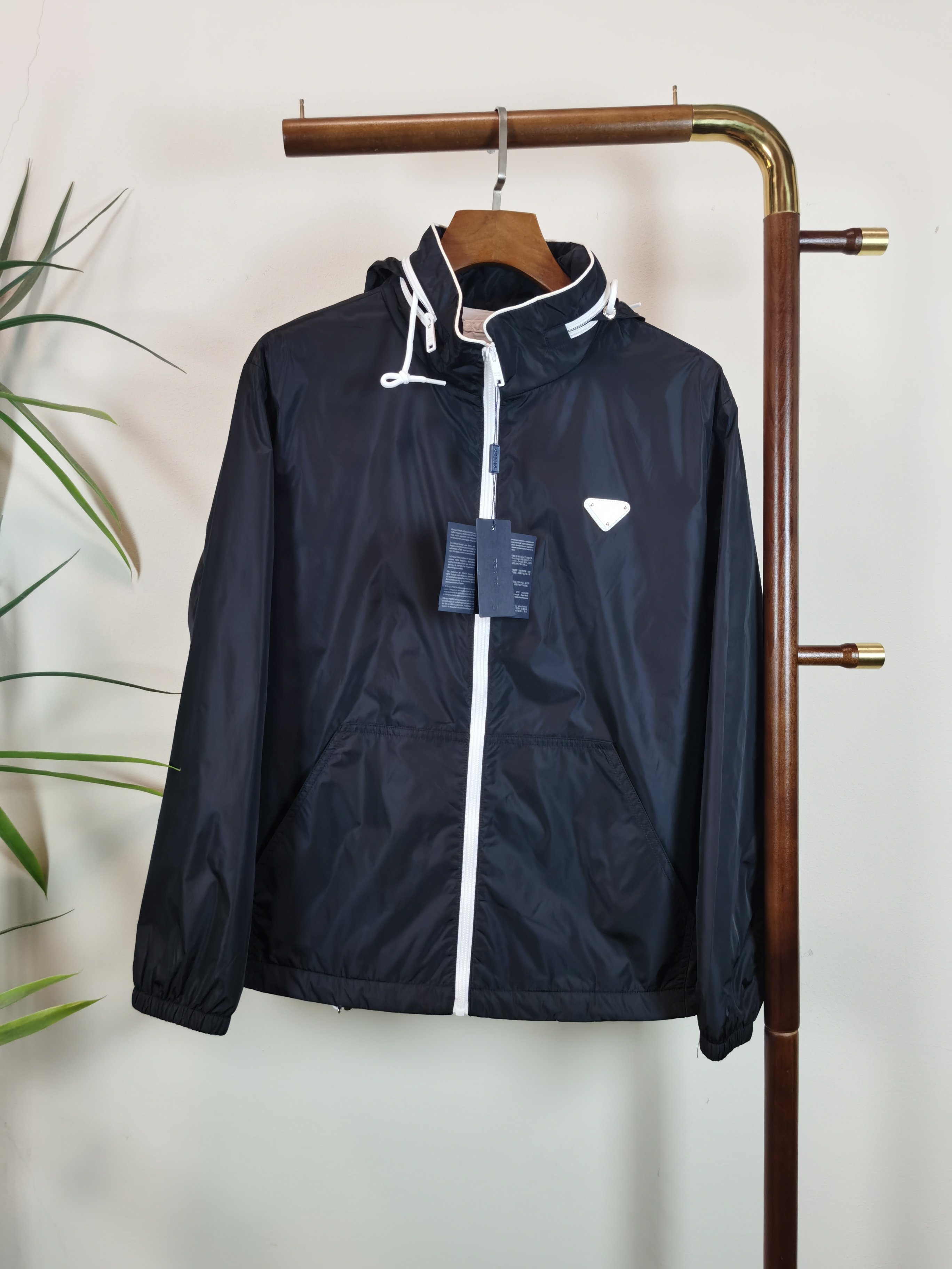 NO:538182,PRADA Top quality The same model on the official website, complete with three standards!  2025 autumn and winter new men's hooded jacket, with metal triangle logo on the front, fashionable and casual high-end version!  Customized fabrics in counters are impeccable in details, and the brand elements design concept reflects high quality. The feel is delicate and soft!  It is casually cut, with a great upper body style!  Color blue code number 48-56, prada, prada, jackets & coats, hats, alexander wang19860909PRADA 普拉达 顶级品质 官网同款,三标齐全！2025秋冬新款男士连帽外套,前有金属三角标logo 时尚休闲高端版本！专柜定制面料 细节无可挑剔,品牌元素设计理念,体现高品质.手感细腻柔软！呈现休闲裁剪,上身版型超赞！ 颜色蓝色  码数48-56,,prada,prada,jackets & coats,hats,alexander wang,Men's clothing