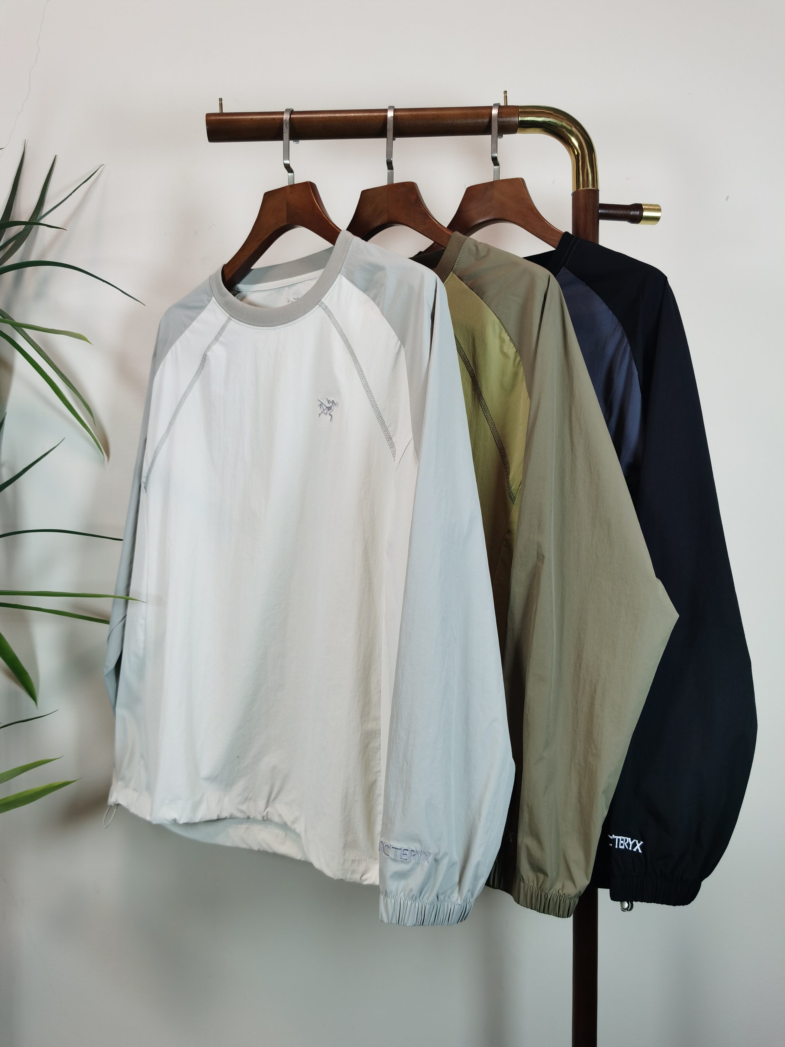 NO:547803,ARCTERY is exclusively available for new products for men's round neck long-sleeved T-shirts, made of cotton fabric, soft and delicate. Basic base shirts are indispensable for men's wardrobe. They can be matched with various clothing anytime and anywhere to meet your daily needs. The clothes are very simple and low-key. Dear, buy them quickly. Standard style, color white, green, blue. S-2XL, arc'teryx,tees, t-shirt,alexander wang19860909ARCTERY 始祖鸟独家专供新品 男士圆领长袖T恤 采用全棉面料 柔软细腻 男人的衣柜都少不了基础打底衫 随时随地都可以拿来搭配各种服饰 满足您日常生活需求 ,衣服设计非常的简洁 ,很是低调的设计 亲们赶紧入手 标准版型 颜色白色 绿色 蓝色 码数S-2XL,arc'teryx,tees，t-shirt,alexander wang,Men's clothing