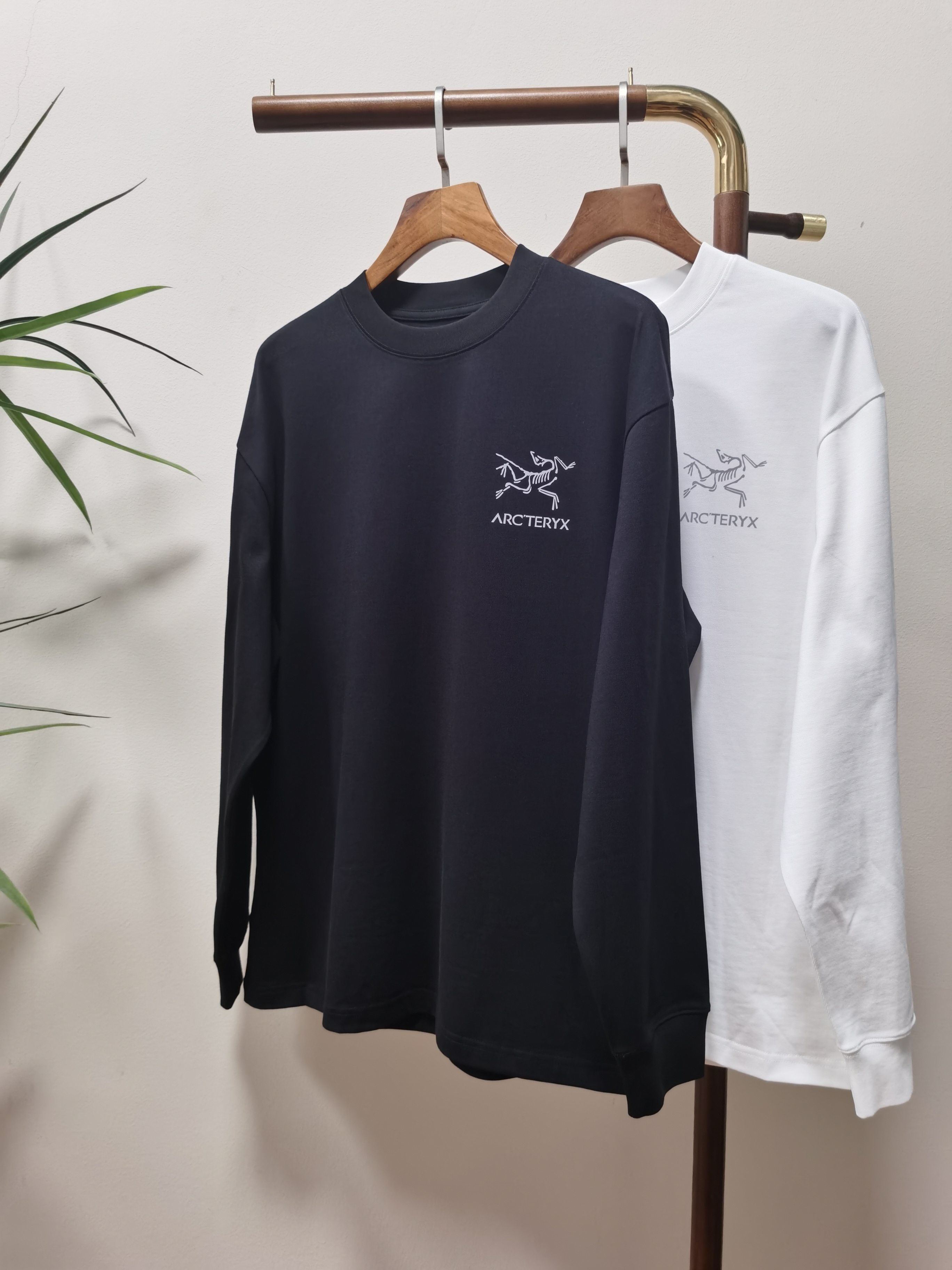 NO:549407,2025 new ARC Archaeopteryx exclusively offers new products. Men's round neck long-sleeved T-shirts are made of all materials. Soft and delicate. Basic base shirts are indispensable for men's wardrobe. They can be matched with various clothing anytime and anywhere to meet your daily needs. The clothes are very simple and low-key. Dear, buy them quickly. Standard version. Color black and white. Number of numbers M-3XL, arc'teryx,tees, t-shirt,alexander wang.198609092025新款ARC 始祖鸟独家专供新品 男士圆领长袖T恤 采用全用料 柔软细腻 男人的衣柜都少不了基础打底衫 随时随地都可以拿来搭配各种服饰 满足您日常生活需求 ,衣服设计非常的简洁 ,很是低调的设计 亲们赶紧入手 标准版型 颜色黑色 白色 码数M-3XL,arc'teryx,tees，t-shirt,alexander wang,Men's clothing