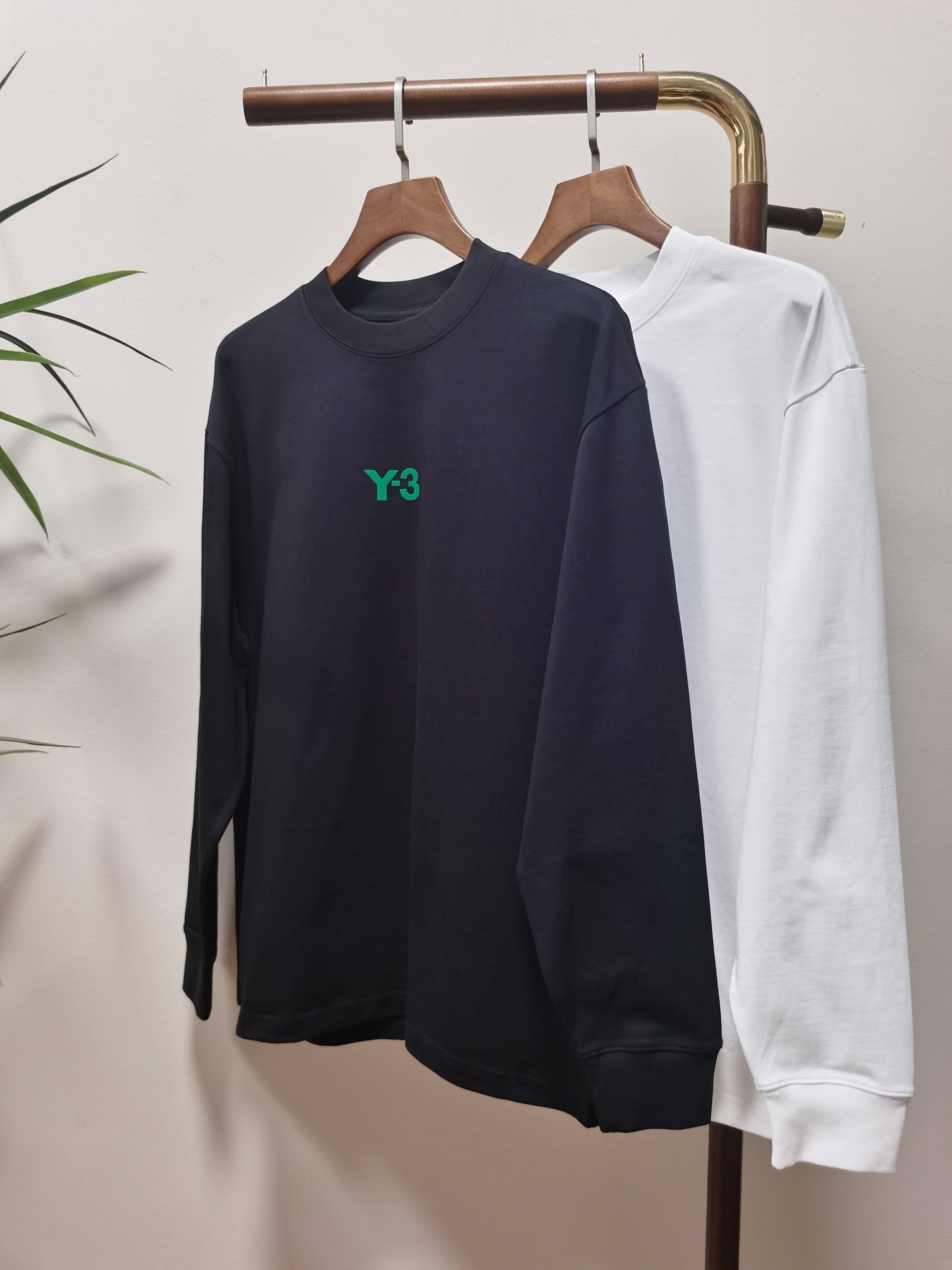 NO:549411,2025 new Y-3 Yamamoto Yoshi exclusively offers new products. Men's round neck long-sleeved T-shirts are made of cotton fabric. Soft and delicate. Basic base shirts are indispensable for men's wardrobe. They can be matched with various clothing anytime and anywhere to meet your daily needs. The clothes are very simple and very low-key. Dear, buy them quickly. Standard version. Color black and white. Number of numbers M-3XL,,tees, t-shirt, alexander wang.198609092025新款Y-3 山本耀司 独家专供新品 男士圆领长袖T恤 采用全棉面料 柔软细腻 男人的衣柜都少不了基础打底衫 随时随地都可以拿来搭配各种服饰 满足您日常生活需求 ,衣服设计非常的简洁 ,很是低调的设计 亲们赶紧入手 标准版型 颜色黑色 白色 码数M-3XL,,tees，t-shirt,alexander wang,Men's clothing