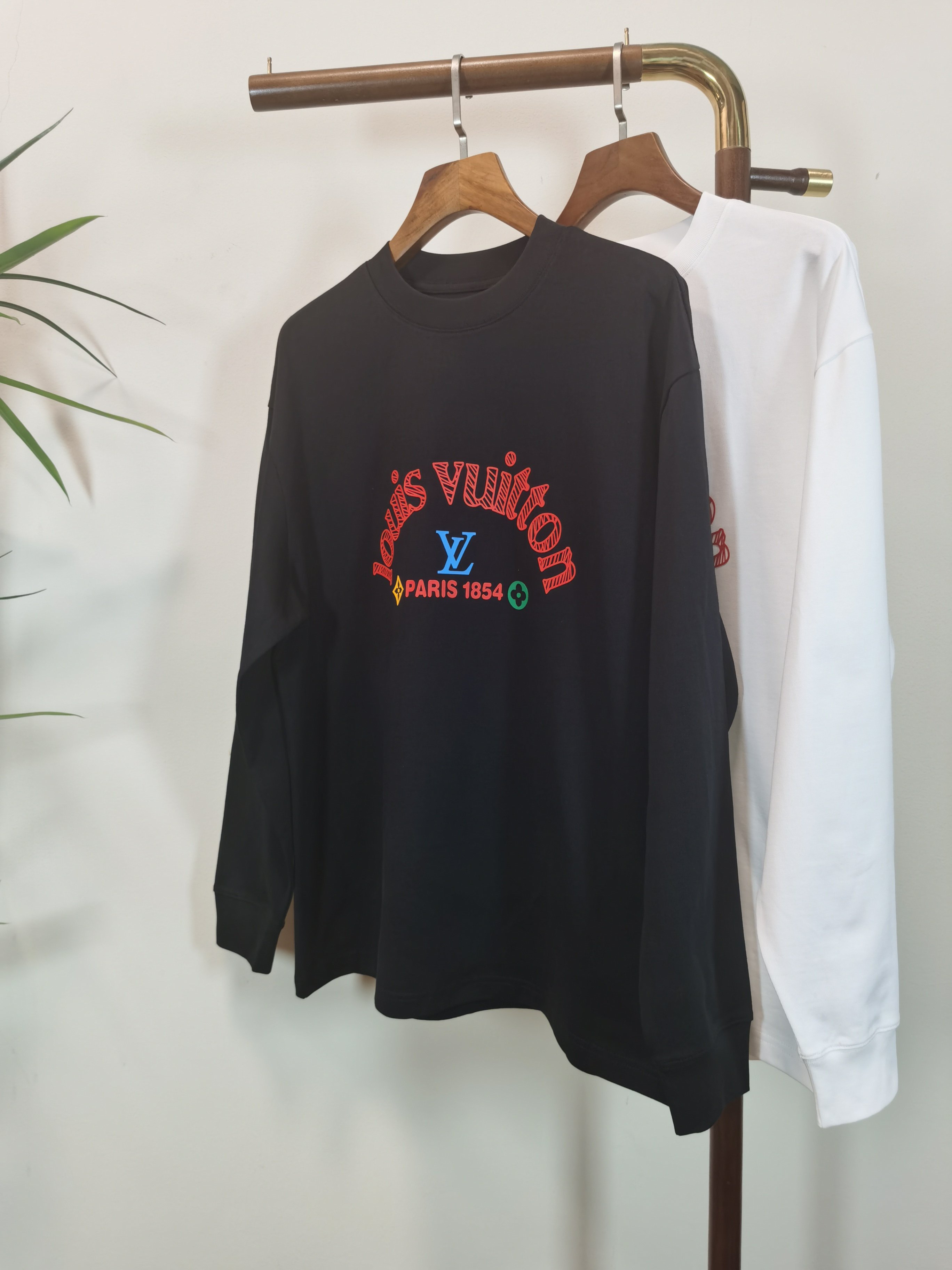 NO:549391,2025 new LV Louis Vuitton exclusively for new products Men's round neck long-sleeved T-shirts are made of all materials, soft and delicate. Basic base shirts are indispensable for men's wardrobe. They can be matched with various clothing anytime and anywhere to meet your daily needs. The clothes are very simple and very low-key. Dear, buy them quickly. Standard style, color black and white. Number of numbers M-3XL,,louis vuitton,louis vuitton,tees,t-shirt,alexander wang198609092025新款LV 路易威登 独家专供新品 男士圆领长袖T恤 采用全用料 柔软细腻 男人的衣柜都少不了基础打底衫 随时随地都可以拿来搭配各种服饰 满足您日常生活需求 ,衣服设计非常的简洁 ,很是低调的设计 亲们赶紧入手 标准版型 颜色黑色 白色 码数M-3XL,,louis vuitton,louis vuitton,tees，t-shirt,alexander wang,Men's clothing