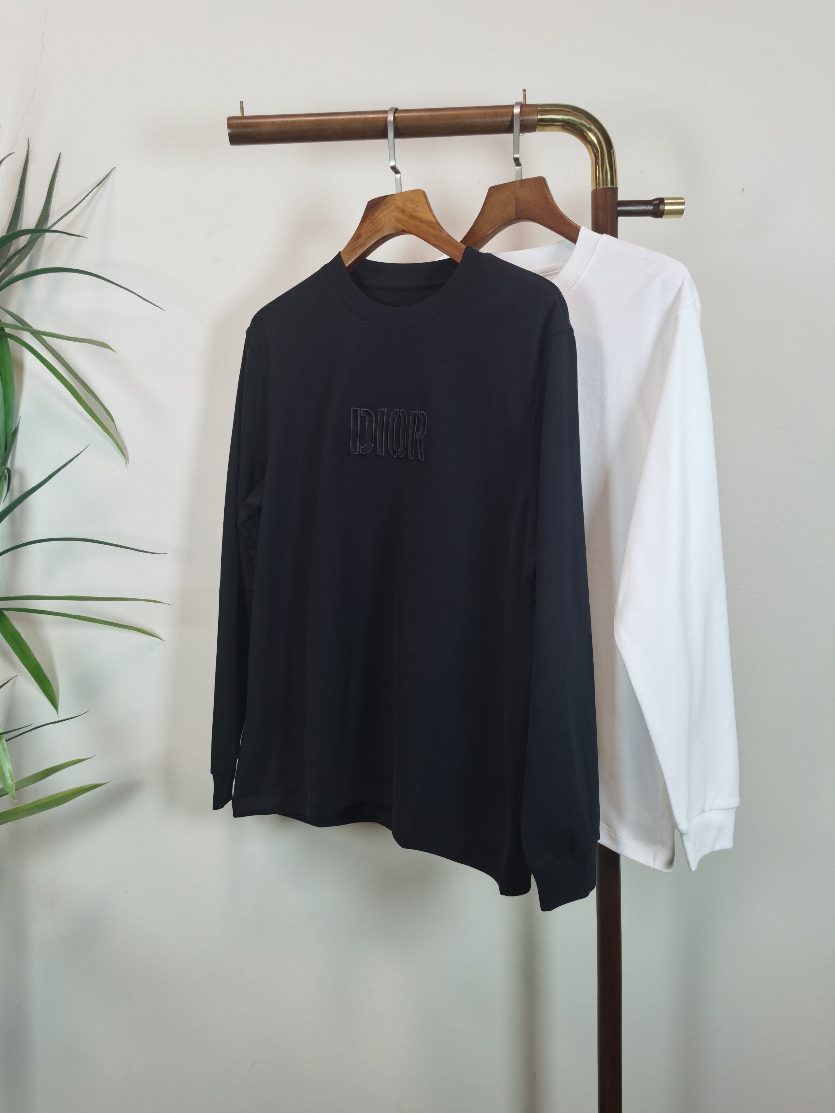 NO:547849,New DIOR Exclusively available for new products Men's round neck long-sleeved T-shirts are made of air cotton fabrics, soft and delicate. Basic base shirts are indispensable for men's wardrobe. They can be matched with various clothing anytime and anywhere to meet your daily needs. The clothes are very simple and very low-key. Dear, buy them quickly. Standard style, color black and white. Number of numbers M-5XL,,dior,dior,tees, t-shirt,alexander wang19860909新款DIOR 迪奥 独家专供新品 男士圆领长袖T恤 采用空气棉面料 柔软细腻 男人的衣柜都少不了基础打底衫 随时随地都可以拿来搭配各种服饰 满足您日常生活需求 ,衣服设计非常的简洁 ,很是低调的设计 亲们赶紧入手 标准版型 颜色黑色 白色 码数M-5XL,,dior,dior,tees，t-shirt,alexander wang,Men's clothing