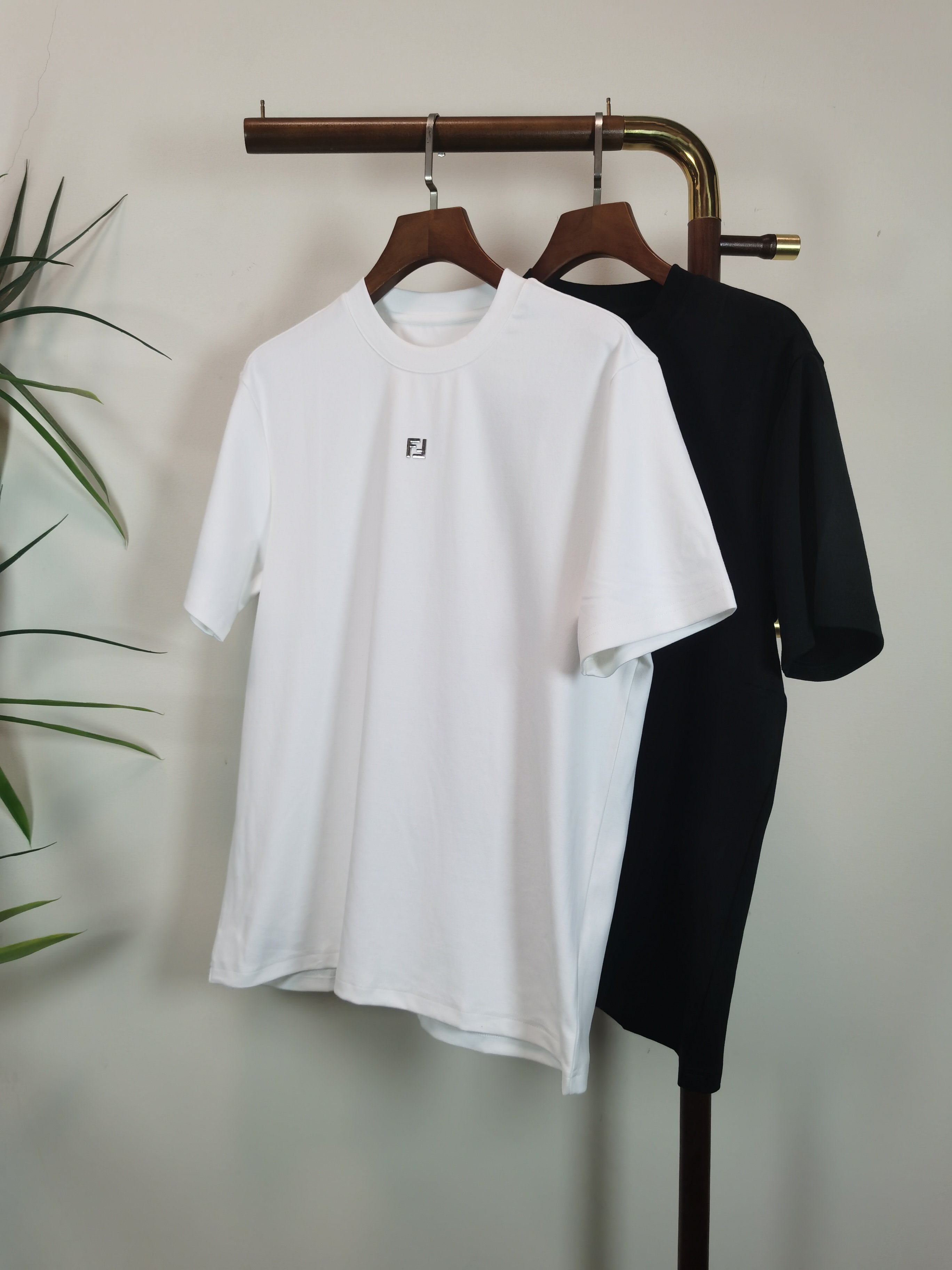 NO:541138,FENDI 2025 new round neck short-sleeved T-shirt high-end version!  Customized fabrics for counters are breathable and comfortable, with impeccable details, and the brand element design concept reflects high quality. The feel is delicate and soft!  It is casually cut, with a great upper body style!  Color black white Number M-3XL, fendi, fendi, T-shirt, tees, t-shirt, alexander wang19860909芬迪 FENDI 2025新款 圆领 短袖 T恤 高端版本！专柜定制面料 透气舒适度高,细节无可挑剔,品牌元素设计理念,体现高品质.手感细腻柔软！呈现休闲裁剪,上身版型超赞！ 颜色黑色 白色  码数M-3XL,,fendi,fendi,T-shirt,tees，t-shirt,alexander wang,Men's clothing