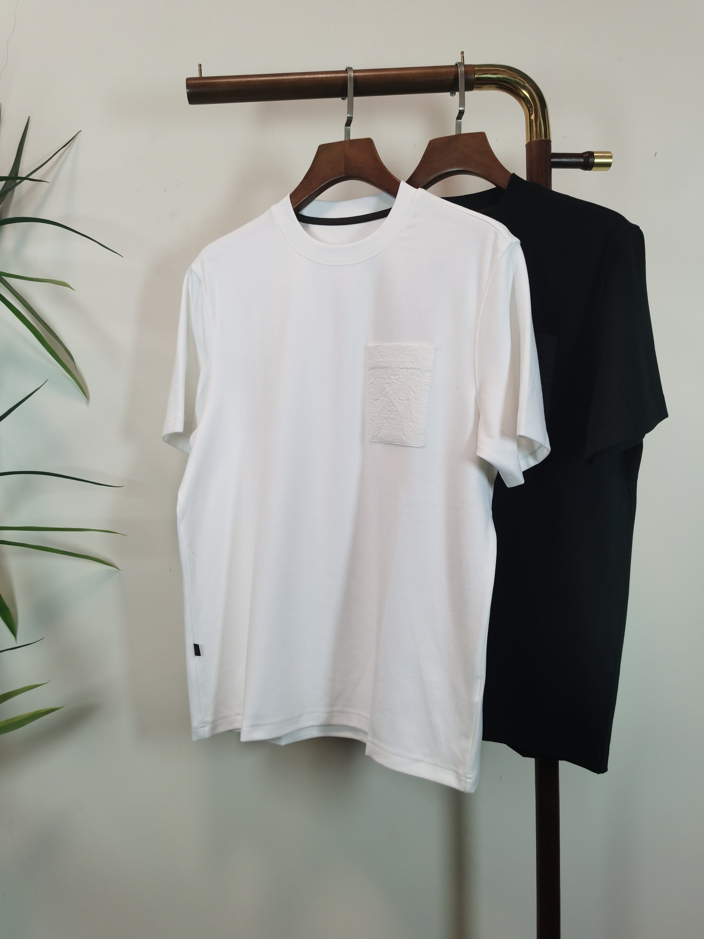 NO:547829,FENDI New round neck short-sleeved T-shirt high-end version!  Customized fabrics for counters are breathable and comfortable, with impeccable details, and the brand element design concept reflects high quality. The feel is delicate and soft!  It is casually cut, with a great upper body style!  Color black white Number M-3XL, fendi, fendi, T-shirt, tees, t-shirt, alexander wang19860909芬迪 FENDI 新款 圆领 短袖 T恤 高端版本！专柜定制面料 透气舒适度高,细节无可挑剔,品牌元素设计理念,体现高品质.手感细腻柔软！呈现休闲裁剪,上身版型超赞！ 颜色黑色 白色  码数M-3XL,,fendi,fendi,T-shirt,tees，t-shirt,alexander wang,Men's clothing