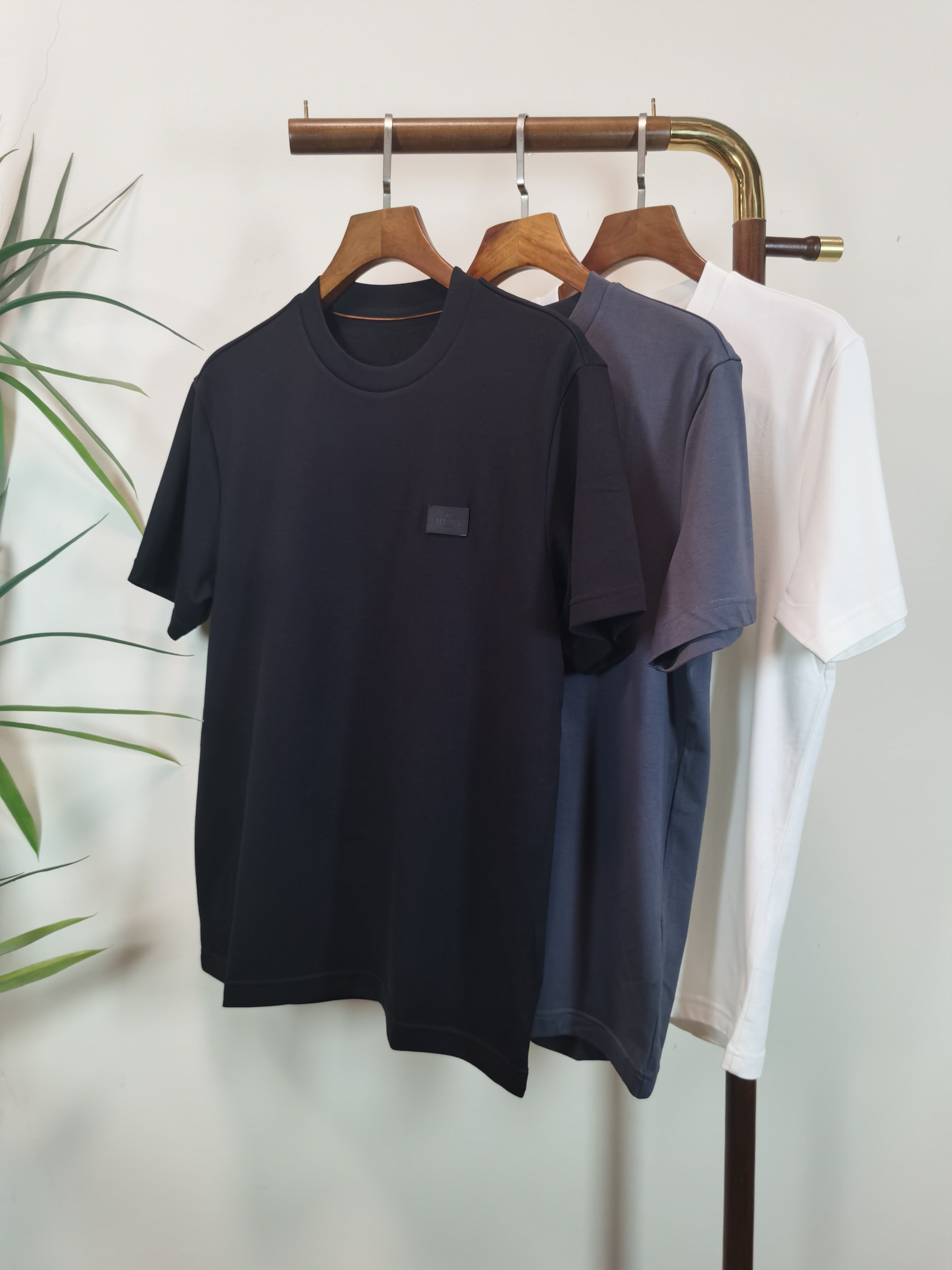 NO:547866,BERLUTI New Round Neck Short Sleeve T-shirt High-end Version!  Customized fabrics for counters are breathable and comfortable, with impeccable details, and the brand element design concept reflects high quality. The feel is delicate and soft!  It is casually cut, with a great upper body style!  Color black white gray Number M-5XL, T-shirt,tees,t-shirt,alexander wang19860909布鲁缇 BERLUTI 新款 圆领 短袖 T恤 高端版本！专柜定制面料 透气舒适度高,细节无可挑剔,品牌元素设计理念,体现高品质.手感细腻柔软！呈现休闲裁剪,上身版型超赞！ 颜色黑色 白色 灰色 码数M-5XL,,T-shirt,tees，t-shirt,alexander wang,Men's clothing