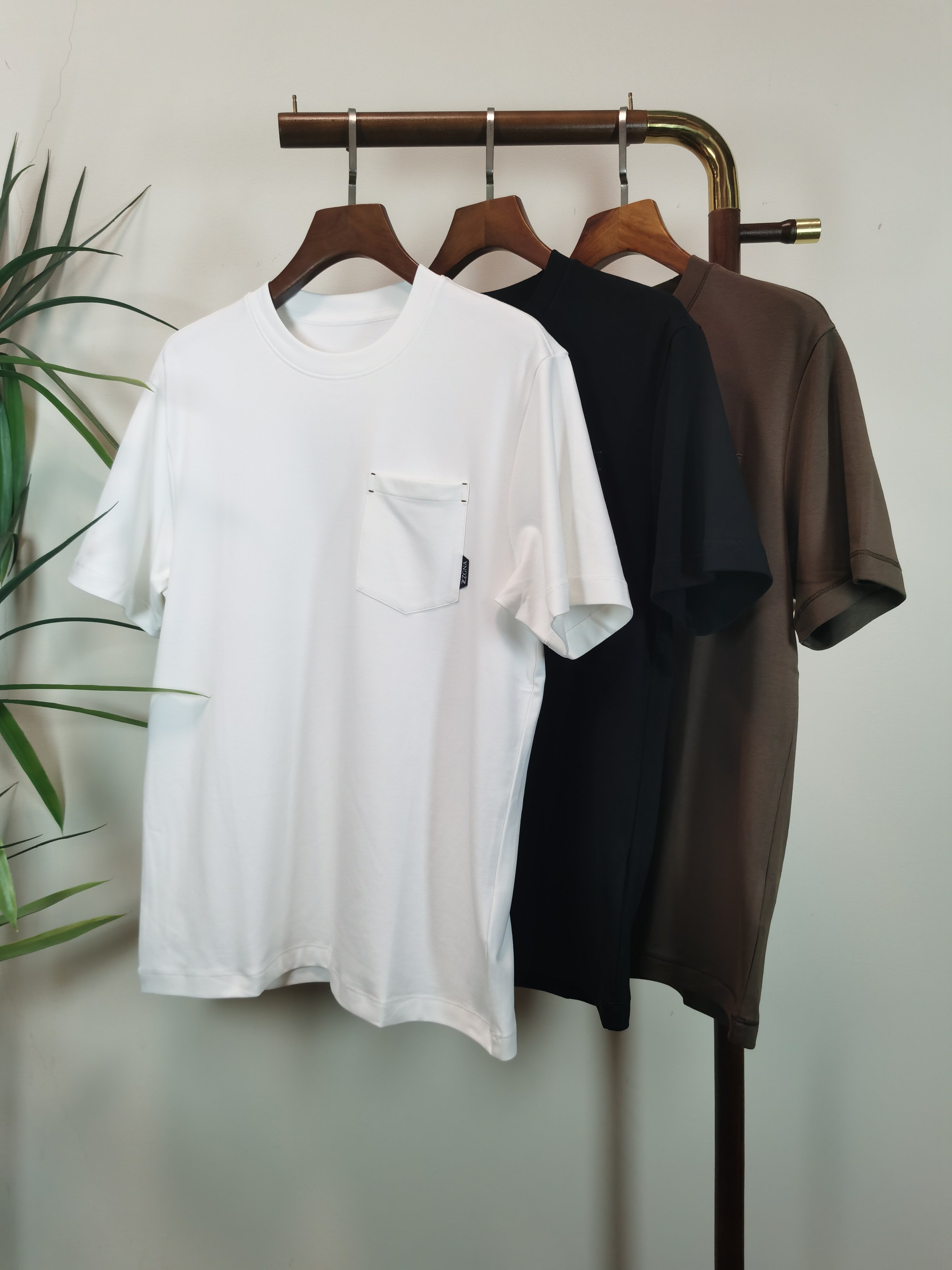 NO:540224,Jenia EZGNA New Round Neck Short Sleeve T-Shirt High-end Version!  Customized fabrics for counters are breathable and comfortable, with impeccable details, and the brand element design concept reflects high quality. The feel is delicate and soft!  It is casually cut, with a great upper body style!  Color black white brown color code M-5XL, zegna, T-shirt,tees, t-shirt,alexander wang19860909杰尼亚EZGNA 新款 圆领 短袖 T恤 高端版本！专柜定制面料 透气舒适度高,细节无可挑剔,品牌元素设计理念,体现高品质.手感细腻柔软！呈现休闲裁剪,上身版型超赞！ 颜色黑色 白色 咖色 码数M-5XL,,zegna,T-shirt,tees，t-shirt,alexander wang,Men's clothing