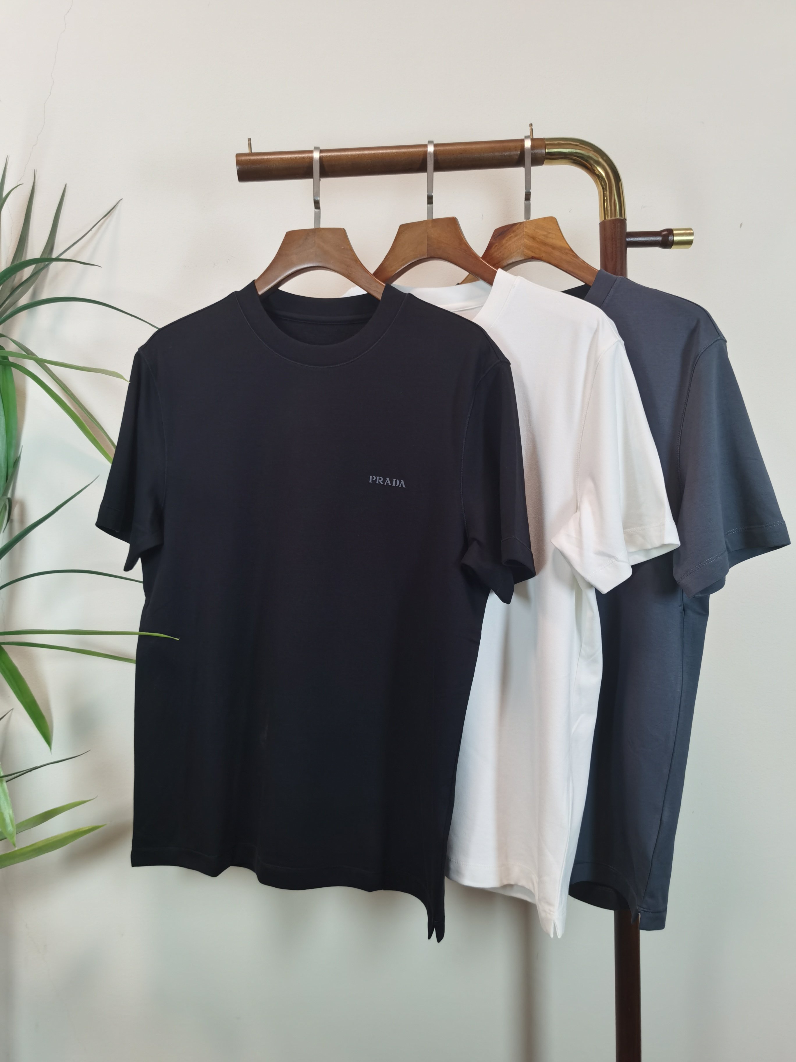 NO:540227,Prada PRADA new round neck short-sleeved T-shirt high-end version!  Customized fabrics for counters are breathable and comfortable, with impeccable details, and the brand element design concept reflects high quality. The feel is delicate and soft!  It is casually cut, with a great upper body style!  Color black white gray Number M-5XL,,prada,prada,T-shirt,tees,t-shirt,alexander wang19860909普拉达PRADA 新款 圆领 短袖 T恤 高端版本！专柜定制面料 透气舒适度高,细节无可挑剔,品牌元素设计理念,体现高品质.手感细腻柔软！呈现休闲裁剪,上身版型超赞！ 颜色黑色 白色 灰色 码数M-5XL,,prada,prada,T-shirt,tees，t-shirt,alexander wang,Men's clothing