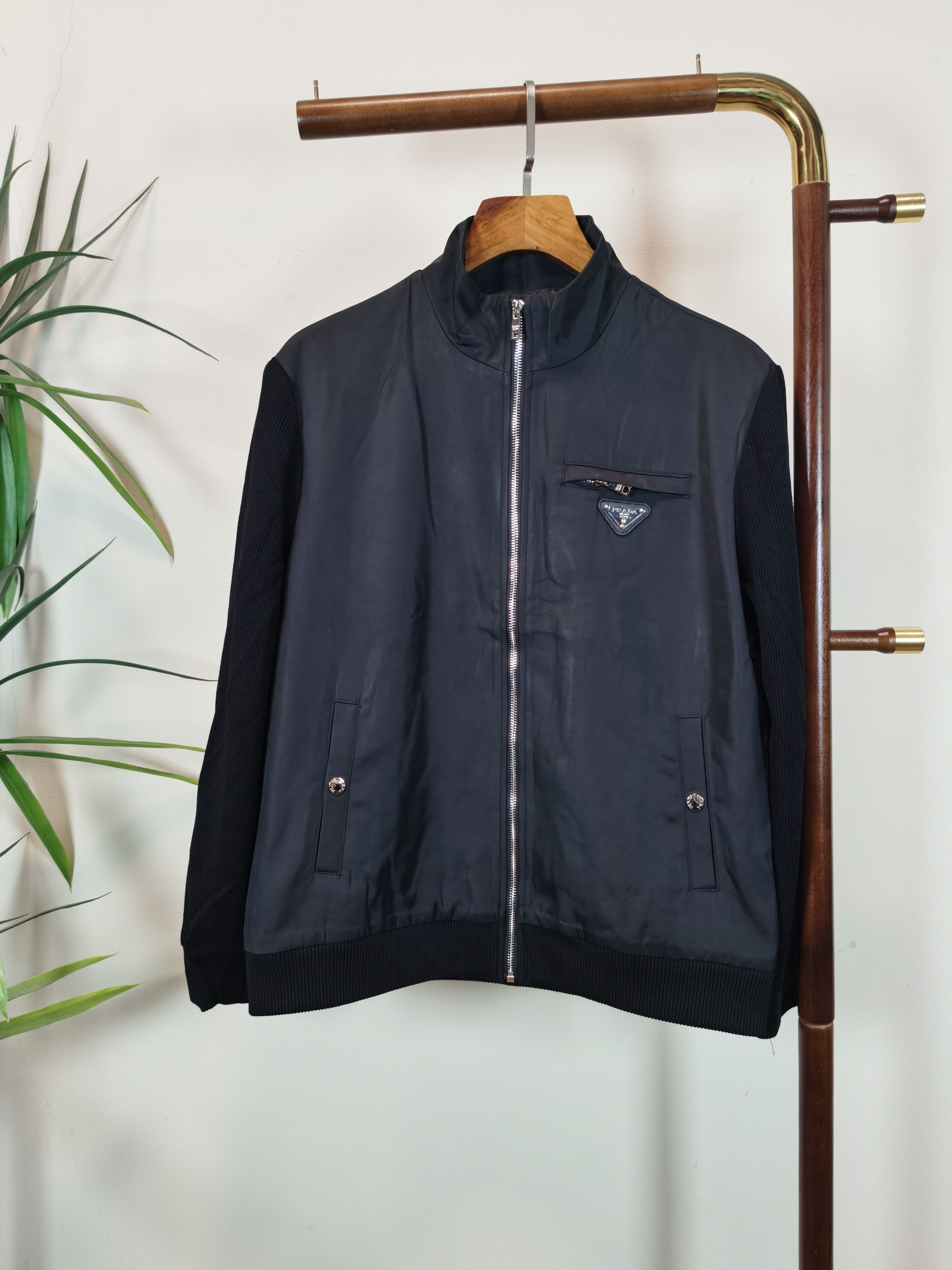 NO:541129,PRADA 2025 new jacket jacket!  This year's new counter products, cool and handsome men's fashion and urban style, specially equipped with customized fabrics, which are not comparable to ordinary fabrics. Very charming design, very detailed details, and it is very difficult to make such a textured fabric. It is a very technical one. Details determine the high-end. The minimalist design elements of the season, a must-have item for trendy men, and a perfect version. Highly recommended!  Color black Size M-3XL, prada, jackets & coats, jackets & coats, alexander wang19860909PRADA 2025新款 夹克外套！今年的专柜新品,男士帅酷爆款 时尚都市百搭款,特供定制面料,不是一般面料所能对比的产品.非常极具魅力的设计,细节非常到位,这么有质感面料做出来非常有难度,要非常讲究技术的一款,细节决定高端.极简当季的设计元素,潮男必备单品,完美版型,强烈推荐！ 颜色黑色  尺码M-3XL,,prada,jackets & coats,jackets & coats,alexander wang,Men's clothing