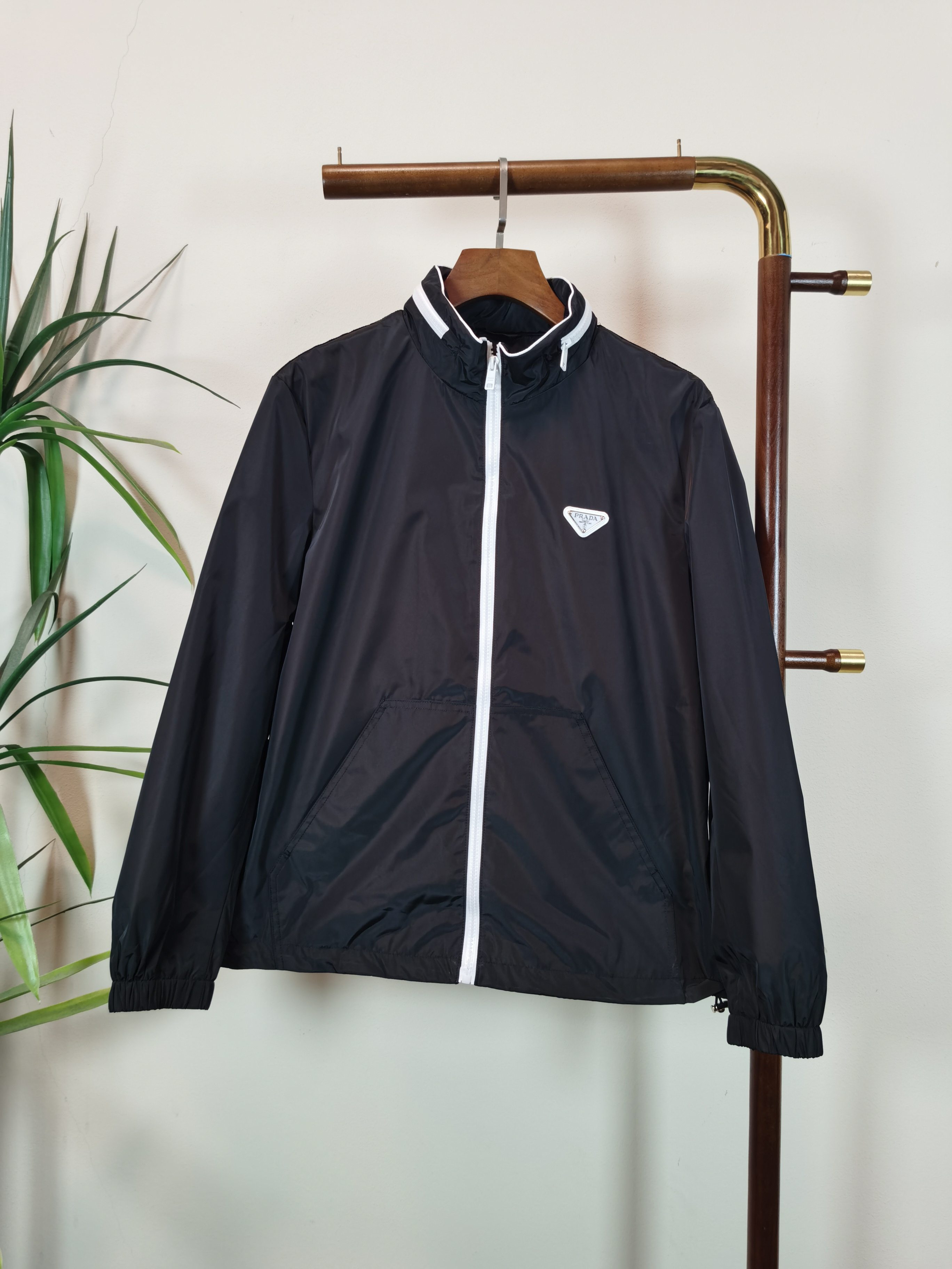 NO:541132,PRADA 2025 new jacket jacket!  This year's new counter products, cool and handsome men's fashion and urban style, specially equipped with customized fabrics, which are not comparable to ordinary fabrics. Very charming design, very detailed details, and it is very difficult to make such a textured fabric. It is a very technical one. Details determine the high-end. The minimalist design elements of the season, a must-have item for trendy men, and a perfect version. Highly recommended!  Color black green Size M-3XL, prada, jackets & coats, jackets & coats, alexander wang19860909PRADA 2025新款 夹克外套！今年的专柜新品,男士帅酷爆款 时尚都市百搭款,特供定制面料,不是一般面料所能对比的产品.非常极具魅力的设计,细节非常到位,这么有质感面料做出来非常有难度,要非常讲究技术的一款,细节决定高端.极简当季的设计元素,潮男必备单品,完美版型,强烈推荐！ 颜色黑色 绿色 尺码M-3XL,,prada,jackets & coats,jackets & coats,alexander wang,Men's clothing