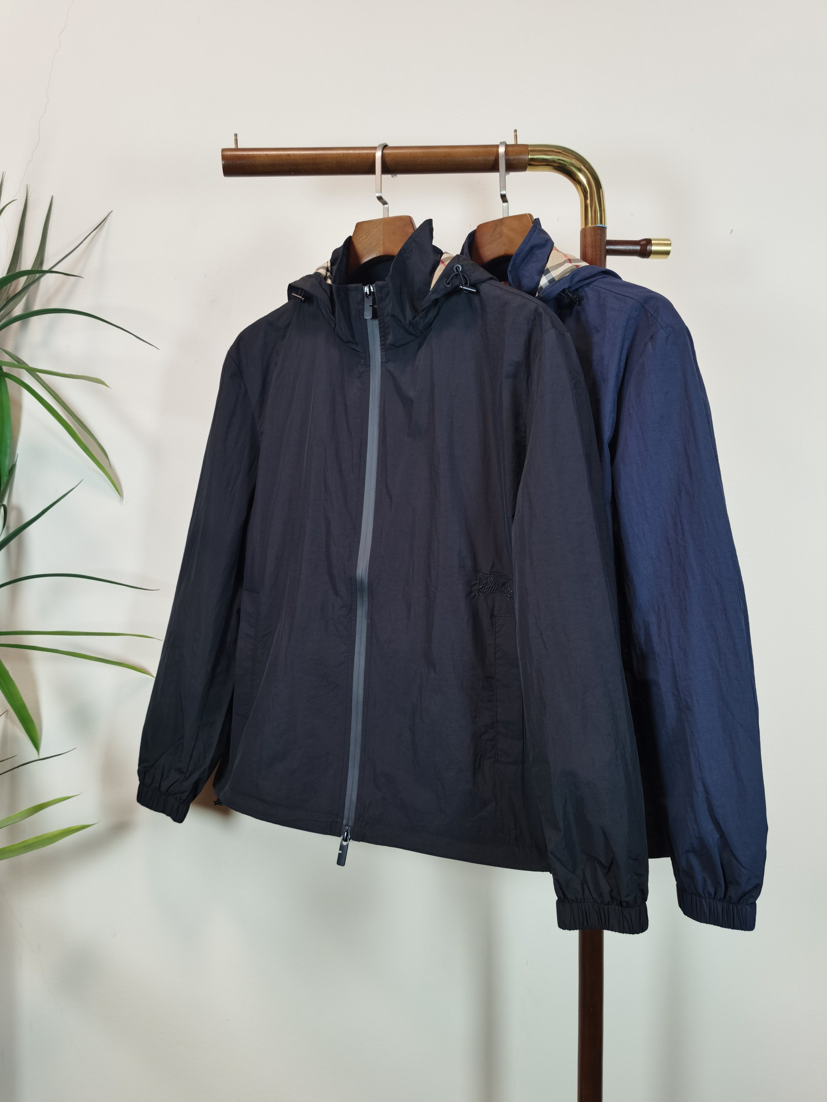 NO:527515,BURBERRY Top Quality, same style on the official website, complete with three standards!  New men's jackets in autumn and winter, fashionable and casual high-end version!  Customized fabrics in counters are impeccable in details, and the brand elements design concept reflects high quality. The feel is delicate and soft!  It is casually cut, with a great upper body style!  Color Black Blue Code M-3XL, burberry, burberry, jackets & coats, jackets & coats, alexander wang19860909BURBERRY 巴宝莉顶级品质 官网同款,三标齐全！秋冬新款男士夹克外套,时尚休闲高端版本！专柜定制面料 细节无可挑剔,品牌元素设计理念,体现高品质.手感细腻柔软！呈现休闲裁剪,上身版型超赞！ 颜色 黑色 蓝色 码数M-3XL,,burberry,burberry,jackets & coats,jackets & coats,alexander wang,Men's clothing