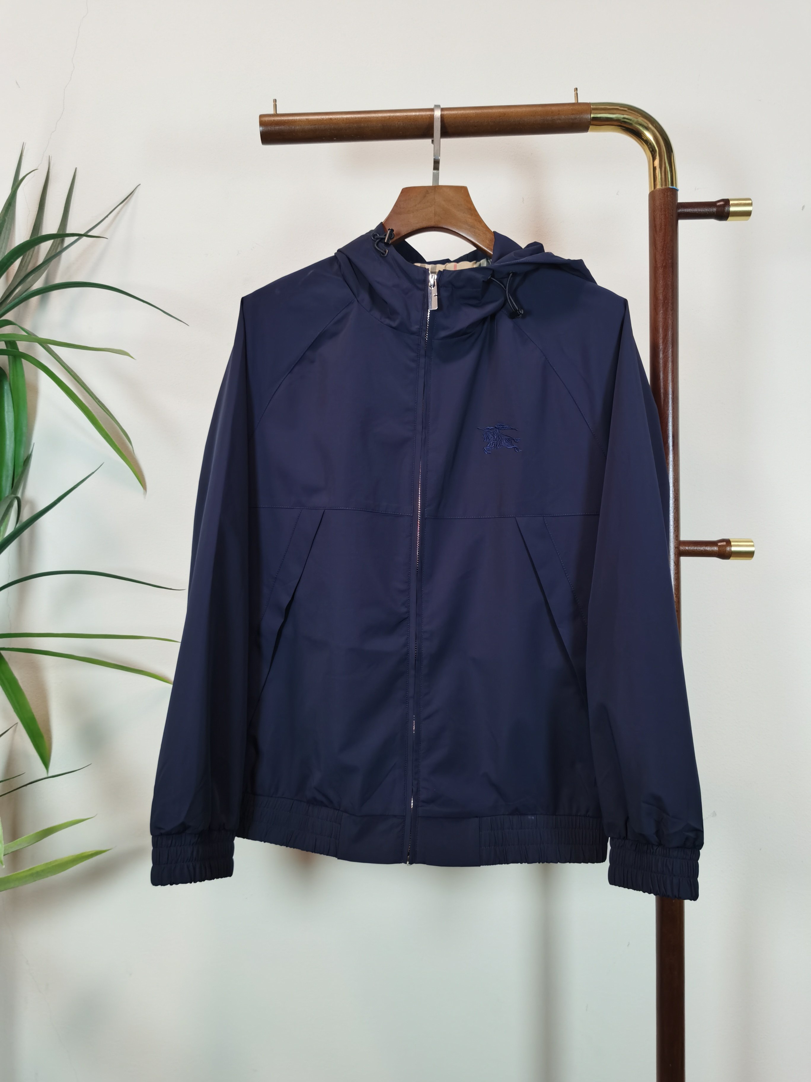 NO:525244,BURBERRY Top Quality, same style on the official website, complete with three standards!  2025 autumn and winter new men's jacket, fashionable and casual high-end version!  Customized fabrics in counters are impeccable in details, and the brand elements design concept reflects high quality. The feel is delicate and soft!  It is casually cut, with a great upper body style!  Color Black Blue Code M-3XL, burberry, burberry, jackets & coats, jackets & coats, alexander wang19860909BURBERRY 巴宝莉顶级品质 官网同款,三标齐全！2025秋冬新款男士夹克外套,时尚休闲高端版本！专柜定制面料 细节无可挑剔,品牌元素设计理念,体现高品质.手感细腻柔软！呈现休闲裁剪,上身版型超赞！ 颜色 黑色 蓝色 码数M-3XL,,burberry,burberry,jackets & coats,jackets & coats,alexander wang,Men's clothing