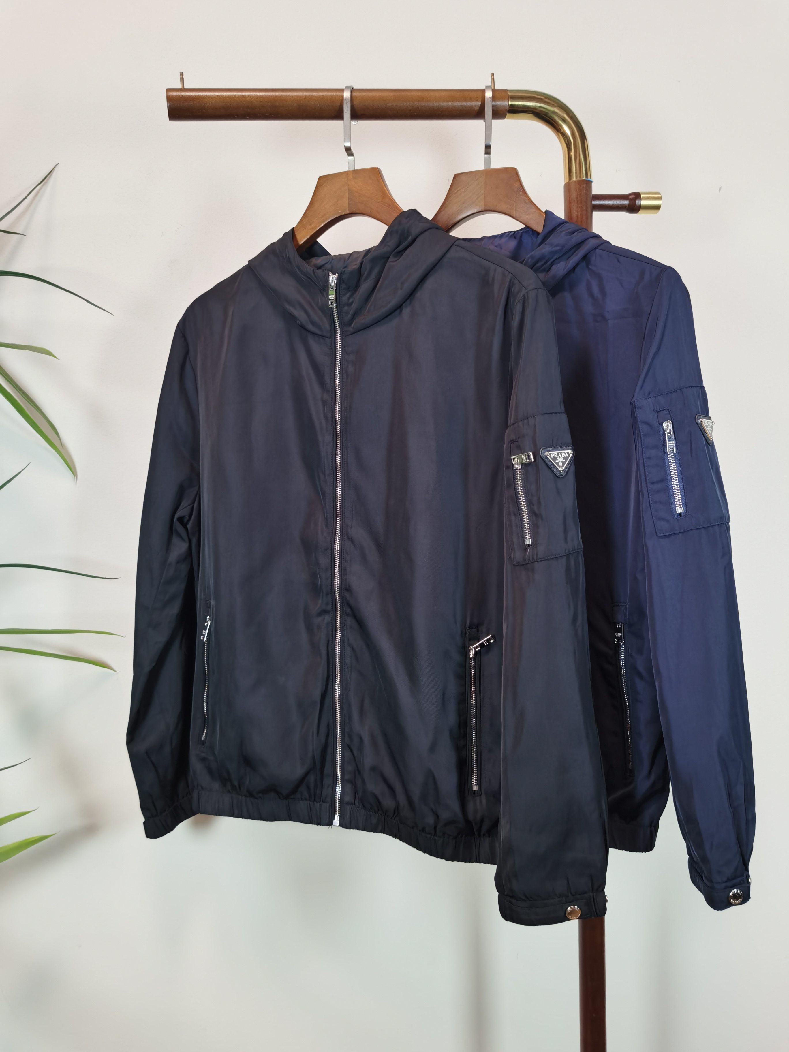 NO:527514,PRADA New Jacket Jacket!  This year's new counter products, cool and handsome men's fashion and urban style, with customized fabrics, which are not comparable to ordinary fabrics. Very charming design, very detailed, and it is very difficult to make such a textured fabric. It is a very technical one. Details determine the high-end. The minimalist design elements of the season, a must-have item for trendy men, and a perfect version. Highly recommended!  Color black blue Size M-3XL, prada, jackets & coats, jackets & coats, alexander wang19860909PRADA 新款 夹克外套！今年的专柜新品,男士帅酷爆款 时尚都市百搭款,特供定制面料,不是一般面料所能对比的产品.非常极具魅力的设计,细节非常到位,这么有质感面料做出来非常有难度,要非常讲究技术的一款,细节决定高端.极简当季的设计元素,潮男必备单品,完美版型,强烈推荐！ 颜色黑色 蓝色 尺码M-3XL,,prada,jackets & coats,jackets & coats,alexander wang,Men's clothing