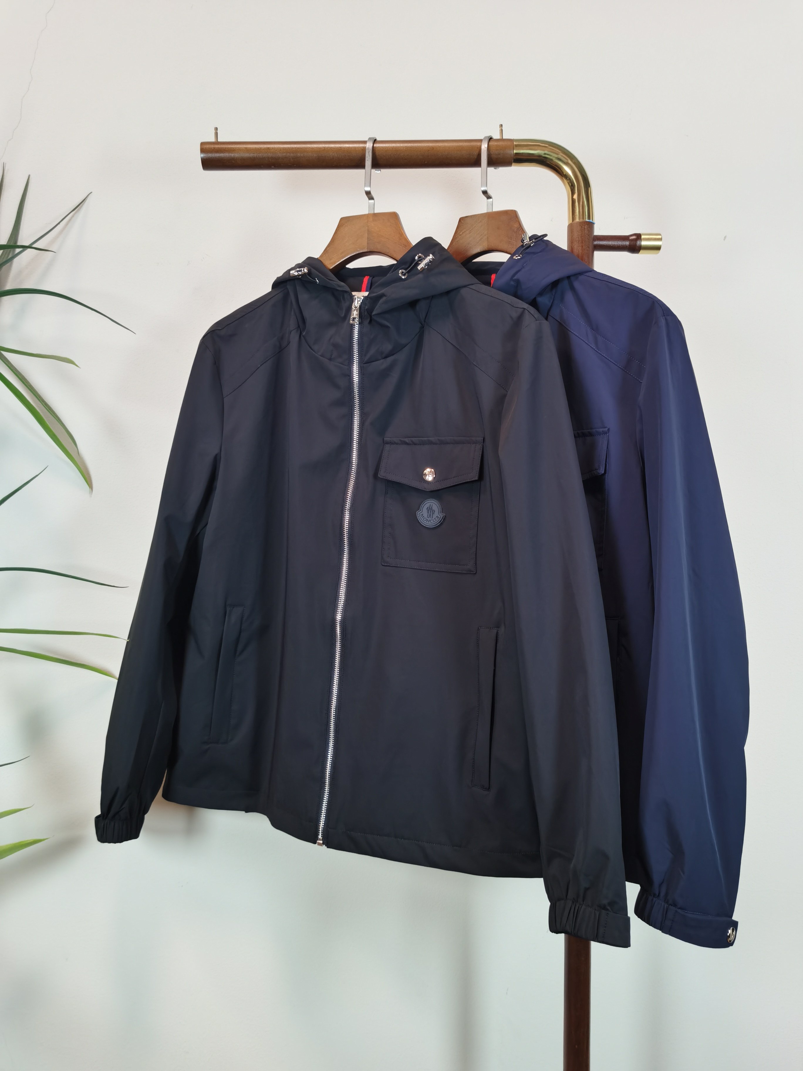 NO:524265,MONCLER Top quality The same style on the official website, complete with three standards!  New men's jackets in autumn and winter, fashionable and casual high-end version!  Customized fabrics in counters are impeccable in details, and the brand elements design concept reflects high quality. The feel is delicate and soft!  It is casually cut, with a great upper body style!  Color black blue code number M-3XL, Moncler, jackets & coats, jackets & coats, alexander wang19860909MONCLER 蒙口 顶级品质 官网同款,三标齐全！秋冬新款男士夹克外套,时尚休闲高端版本！专柜定制面料 细节无可挑剔,品牌元素设计理念,体现高品质.手感细腻柔软！呈现休闲裁剪,上身版型超赞！ 颜色黑色 蓝色 码数M-3XL,,Moncler,jackets & coats,jackets & coats,alexander wang,Men's clothing