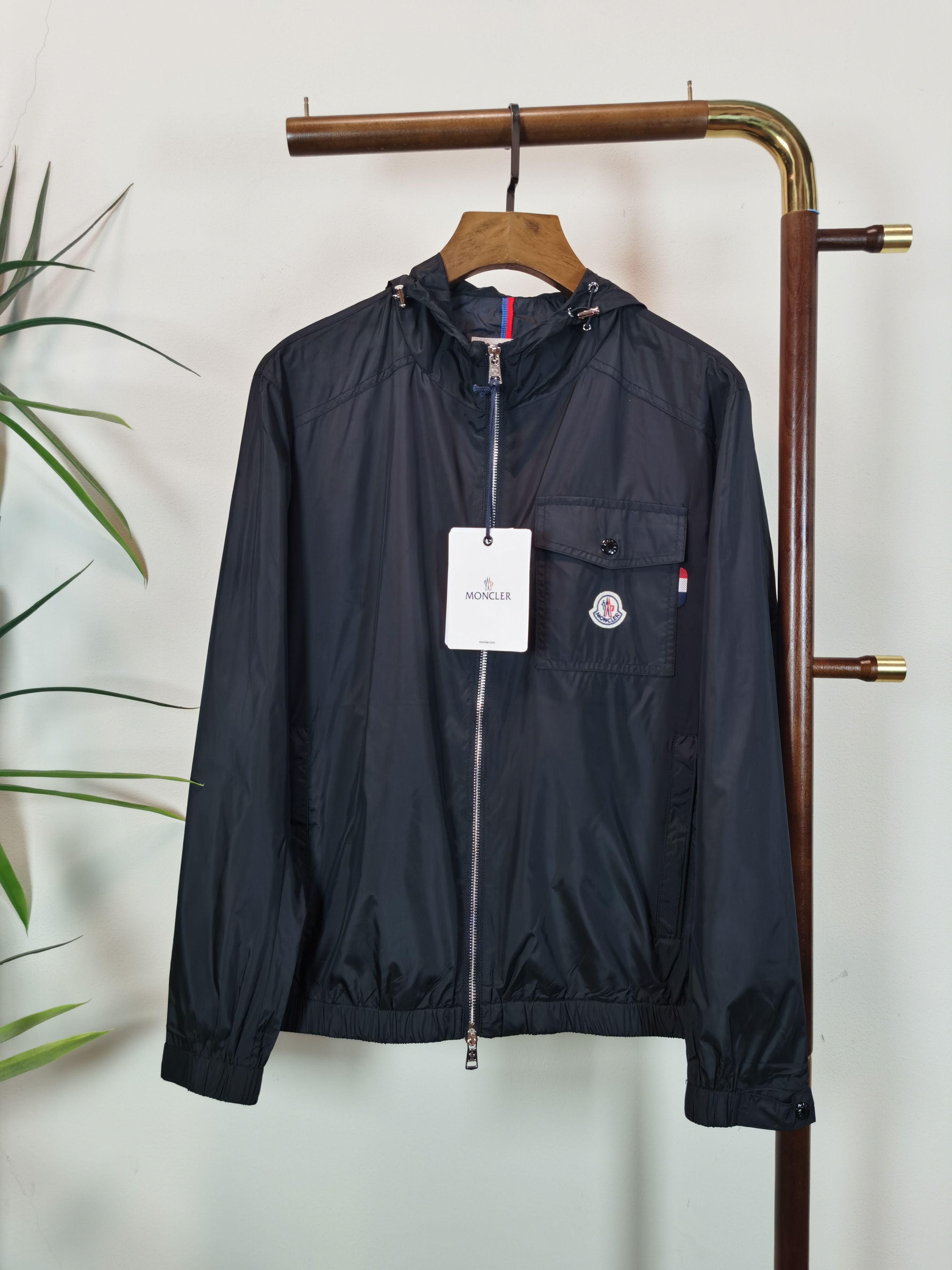 NO:525253,MONCLER Top quality The same style on the official website, complete with three standards!  2025 autumn and winter new men's jacket, fashionable and casual high-end version!  Customized fabrics in counters are impeccable in details, and the brand elements design concept reflects high quality. The feel is delicate and soft!  It is casually cut, with a great upper body style!  Color black code number M-3XL, Moncler, jackets & coats, jackets & coats, alexander wang19860909MONCLER 蒙口 顶级品质 官网同款,三标齐全！2025秋冬新款男士夹克外套,时尚休闲高端版本！专柜定制面料 细节无可挑剔,品牌元素设计理念,体现高品质.手感细腻柔软！呈现休闲裁剪,上身版型超赞！ 颜色黑色 码数M-3XL,,Moncler,jackets & coats,jackets & coats,alexander wang,Men's clothing