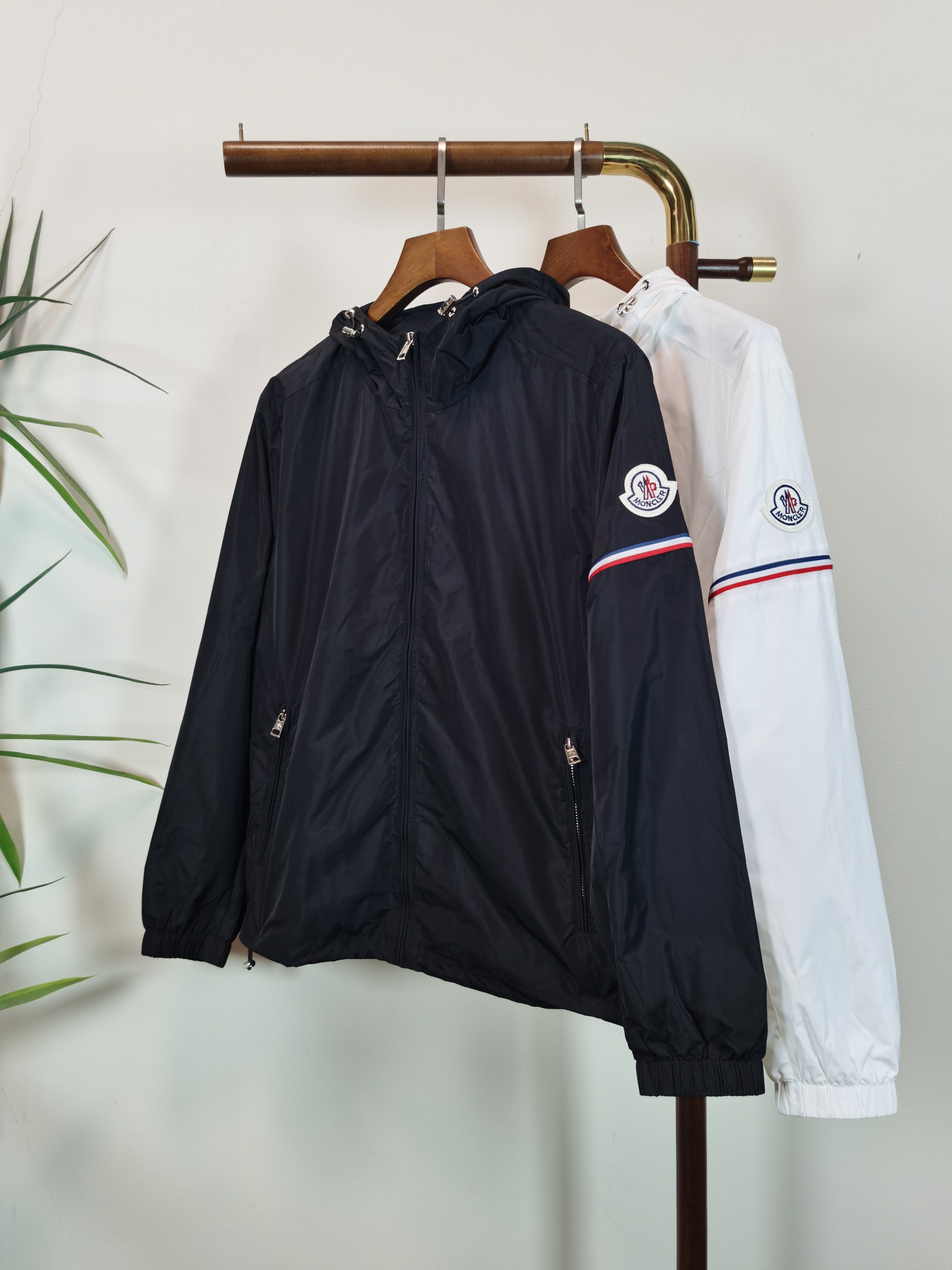 NO:525243,MONCLER Top quality The same style on the official website, complete with three standards!  2025 autumn and winter new men's jacket, fashionable and casual high-end version!  Customized fabrics in counters are impeccable in details, and the brand elements design concept reflects high quality. The feel is delicate and soft!  It is casually cut, with a great upper body style!  Color black white Number M-3XL, Moncler, jackets & coats, jackets & coats, alexander wang19860909MONCLER 蒙口 顶级品质 官网同款,三标齐全！2025秋冬新款男士夹克外套,时尚休闲高端版本！专柜定制面料 细节无可挑剔,品牌元素设计理念,体现高品质.手感细腻柔软！呈现休闲裁剪,上身版型超赞！ 颜色黑色 白色 码数M-3XL,,Moncler,jackets & coats,jackets & coats,alexander wang,Men's clothing