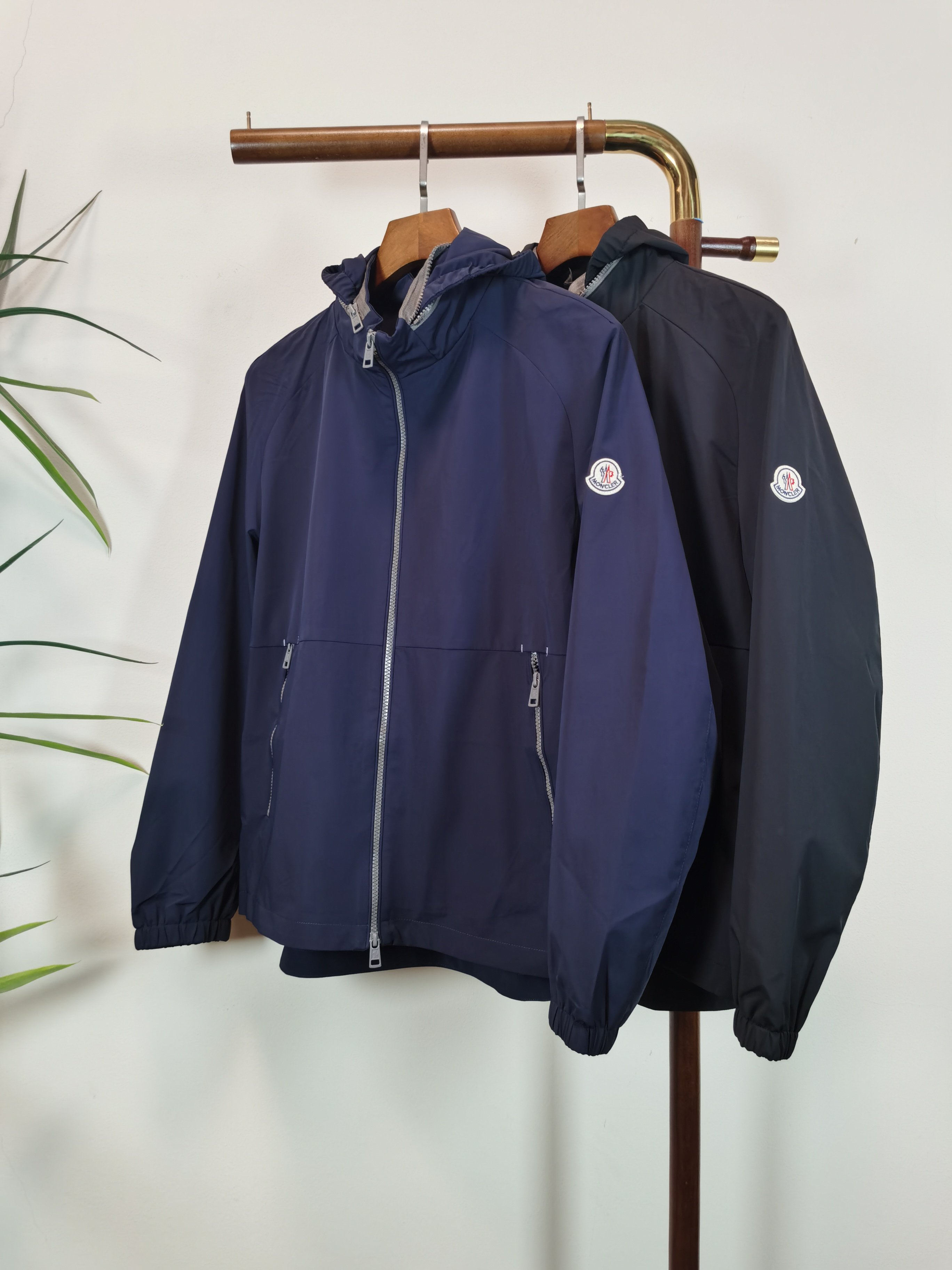 NO:527518,MONCLER Top quality The same style on the official website, complete with three standards!  New men's jackets in autumn and winter, fashionable and casual high-end version!  Customized fabrics in counters are impeccable in details, and the brand elements design concept reflects high quality. The feel is delicate and soft!  It is casually cut, with a great upper body style!  Color black blue code number M-3XL, Moncler, jackets & coats, jackets & coats, alexander wang19860909MONCLER 蒙口 顶级品质 官网同款,三标齐全！秋冬新款男士夹克外套,时尚休闲高端版本！专柜定制面料 细节无可挑剔,品牌元素设计理念,体现高品质.手感细腻柔软！呈现休闲裁剪,上身版型超赞！ 颜色黑色 蓝色 码数M-3XL,,Moncler,jackets & coats,jackets & coats,alexander wang,Men's clothing