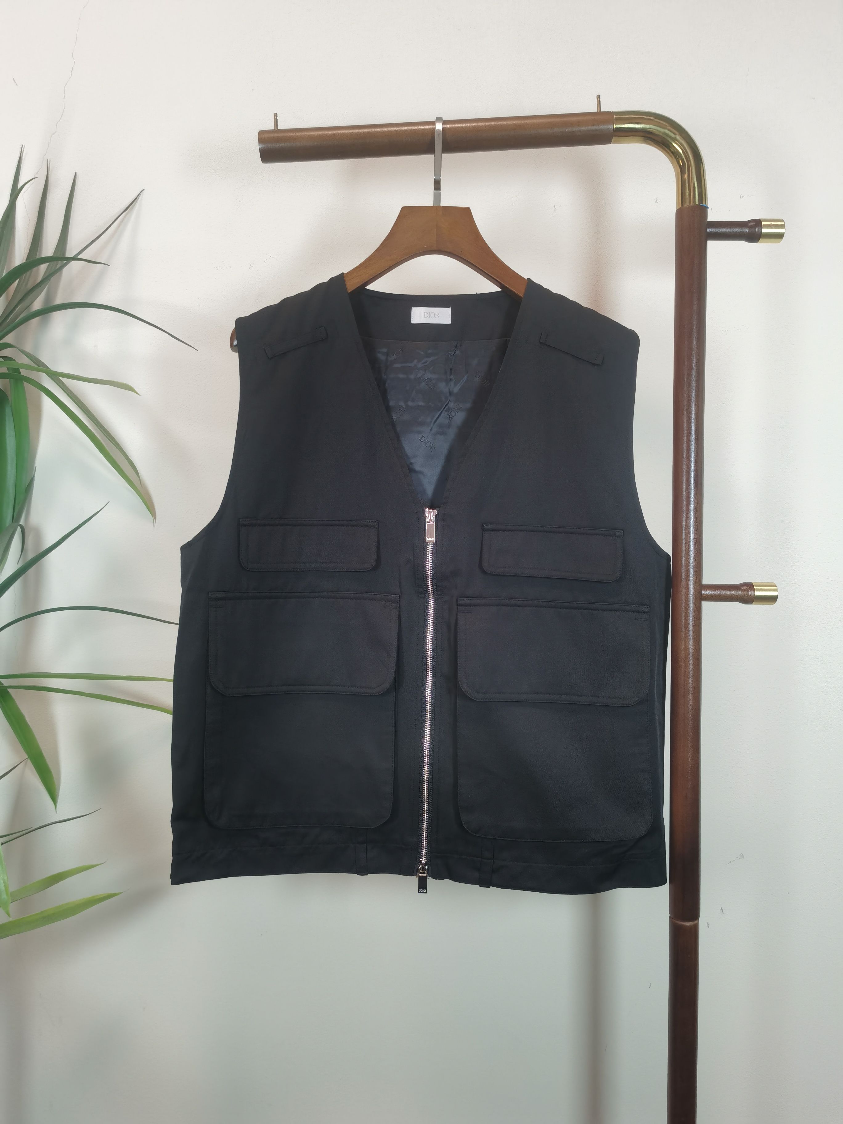 NO:541151,Vest jacket DIOR DIOR casual double-sided stand-collar casual work vest vest vest one and two clothes. A very good match. It looks simple and detailed. Details are meticulous. It is decorated everywhere to show quality, one elegant and the other high-end. A slightly loose fit. The two sides insert bags. The front imported technology fiber fabric is comfortable and crisp and stylish. Color black. Number of codes M-2XL,,dior,dior,jackets & coats,alexander wang19860909马甲外套 DIOR 迪奥休闲 双面穿立领款休闲工装马甲背心一衣两穿 很好搭配的一款 看似简约的设计 细节处理 一丝不苟 处处点缀彰显品质一面素雅一面高档 略微宽松的版型 两侧插袋 正面进口科技纤维面料 上身舒适挺括有型 颜色黑色 码数M-2XL,,dior,dior,jackets & coats,alexander wang,Men's clothing