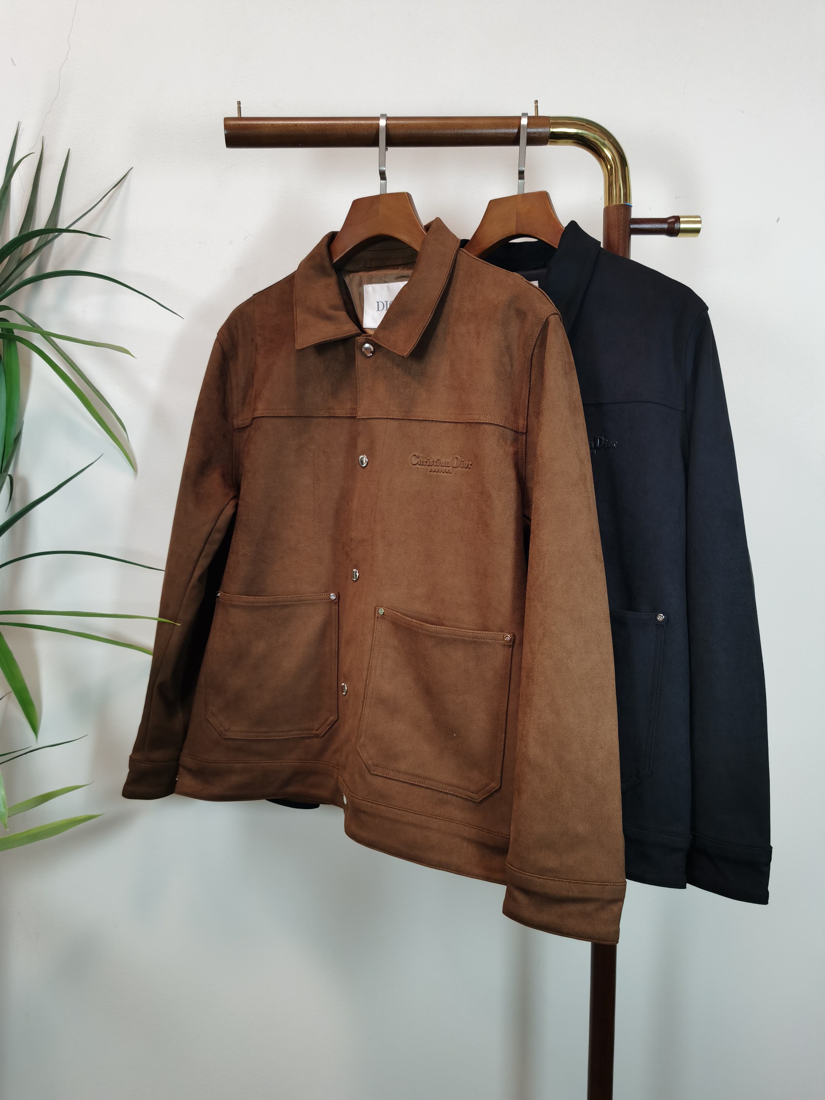 NO:527519,DIOR Top quality The same model on the official website, complete with three standards!  New men's jackets in autumn and winter, fashionable and casual high-end version!  Customized fabrics for counters are breathable and comfortable, with impeccable details, and the brand element design concept reflects high quality. The feel is delicate and soft!  It is casually cut, with a great upper body style!  Color black brown code number M-2XL,,dior,dior,jackets & coats,jackets & coats,alexander wang19860909DIOR 迪奥 顶级品质 官网同款,三标齐全！秋冬新款男士夹克外套,时尚休闲高端版本！专柜定制面料 透气舒适度高,细节无可挑剔,品牌元素设计理念,体现高品质.手感细腻柔软！呈现休闲裁剪,上身版型超赞！ 颜色黑色 咖色 码数M-2XL,,dior,dior,jackets & coats,jackets & coats,alexander wang,Men's clothing