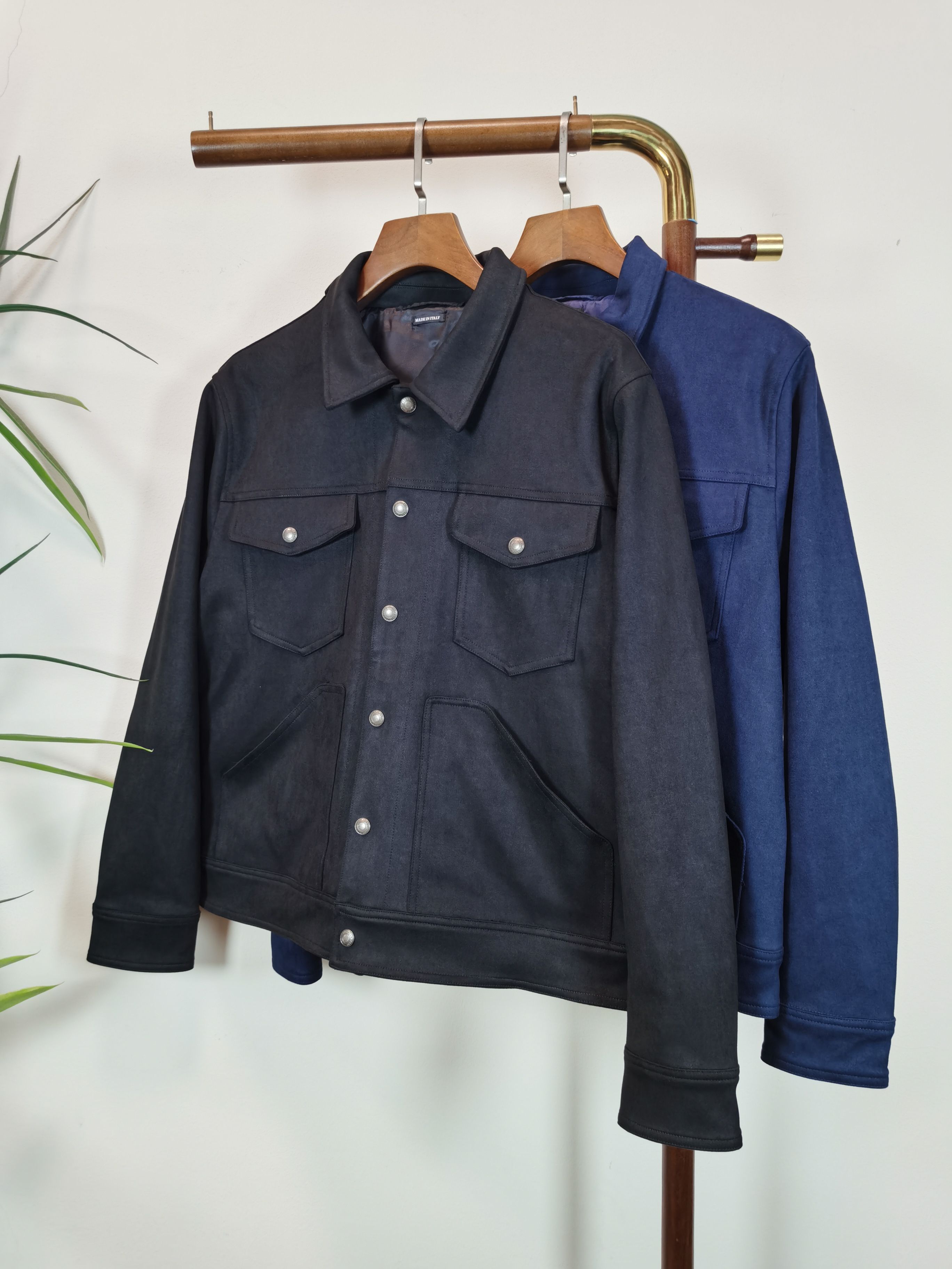 NO:525245,TOM FORD Top quality Tom Ford, the same model on the official website, complete with three standards!  2025 autumn and winter new men's jacket, fashionable and casual high-end version!  Customized fabrics for counters are breathable and comfortable, with impeccable details, and the brand element design concept reflects high quality. The feel is delicate and soft!  It is casually cut, with a great upper body style!  Color black blue code number M-2XL,,tom ford,jackets & coats,jackets & coats,alexander wang19860909TOM FORD 汤姆福特顶级品质 官网同款,三标齐全！2025秋冬新款男士夹克外套,时尚休闲高端版本！专柜定制面料 透气舒适度高,细节无可挑剔,品牌元素设计理念,体现高品质.手感细腻柔软！呈现休闲裁剪,上身版型超赞！ 颜色黑色 蓝色 码数M-2XL,,tom ford,jackets & coats,jackets & coats,alexander wang,Men's clothing