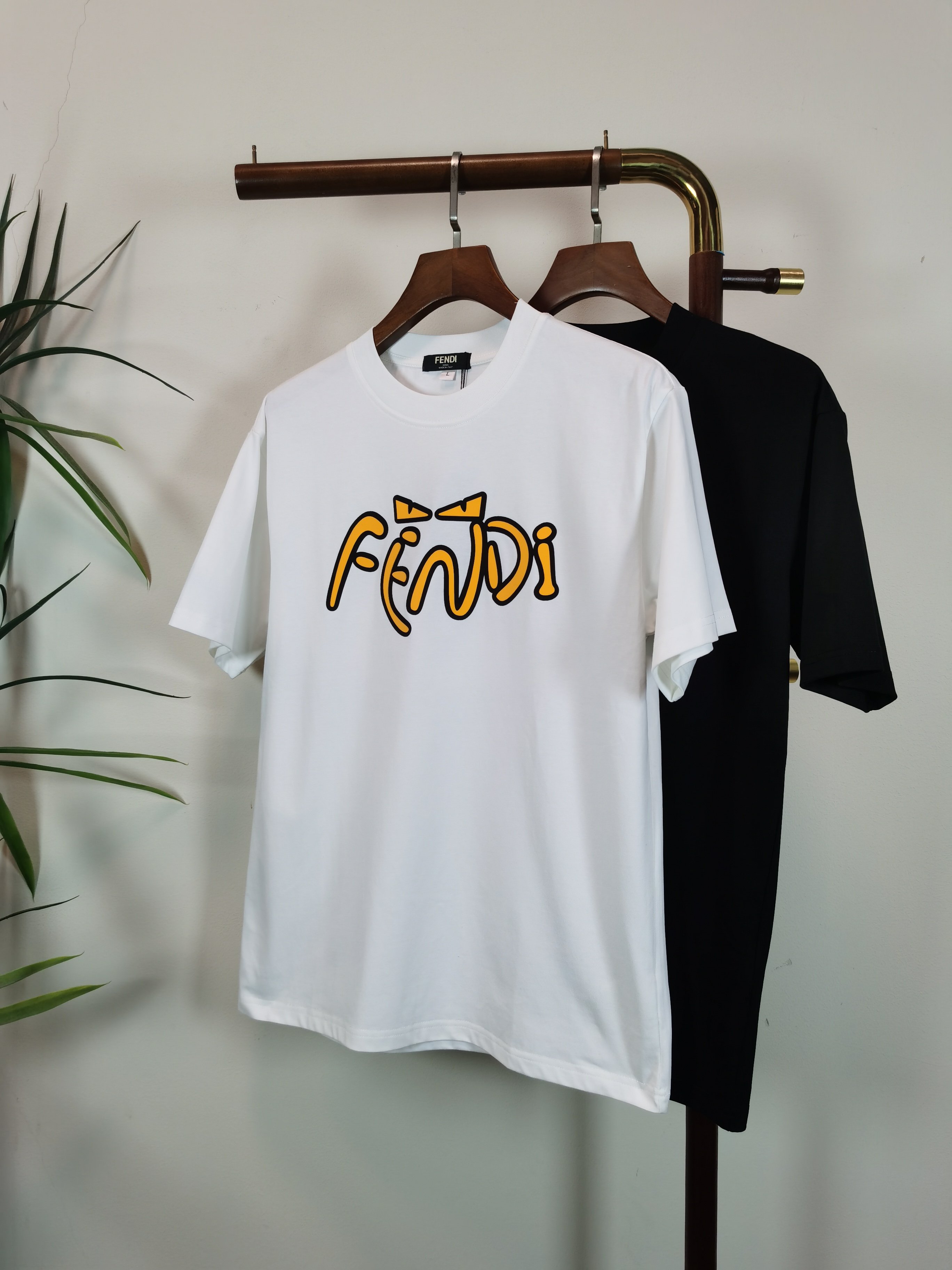 NO:525252,FENDI 2025 new round neck short-sleeved T-shirt high-end version!  Customized fabrics for counters are breathable and comfortable, with impeccable details, and the brand element design concept reflects high quality. The feel is delicate and soft!  It is casually cut, with a great upper body style!  Color black white Number M-4XL, fendi, fendi, T-shirt, tees, t-shirt, alexander wang19860909芬迪 FENDI 2025新款 圆领 短袖 T恤 高端版本！专柜定制面料 透气舒适度高,细节无可挑剔,品牌元素设计理念,体现高品质.手感细腻柔软！呈现休闲裁剪,上身版型超赞！ 颜色黑色 白色 码数M-4XL,,fendi,fendi,T-shirt,tees，t-shirt,alexander wang,Men's clothing