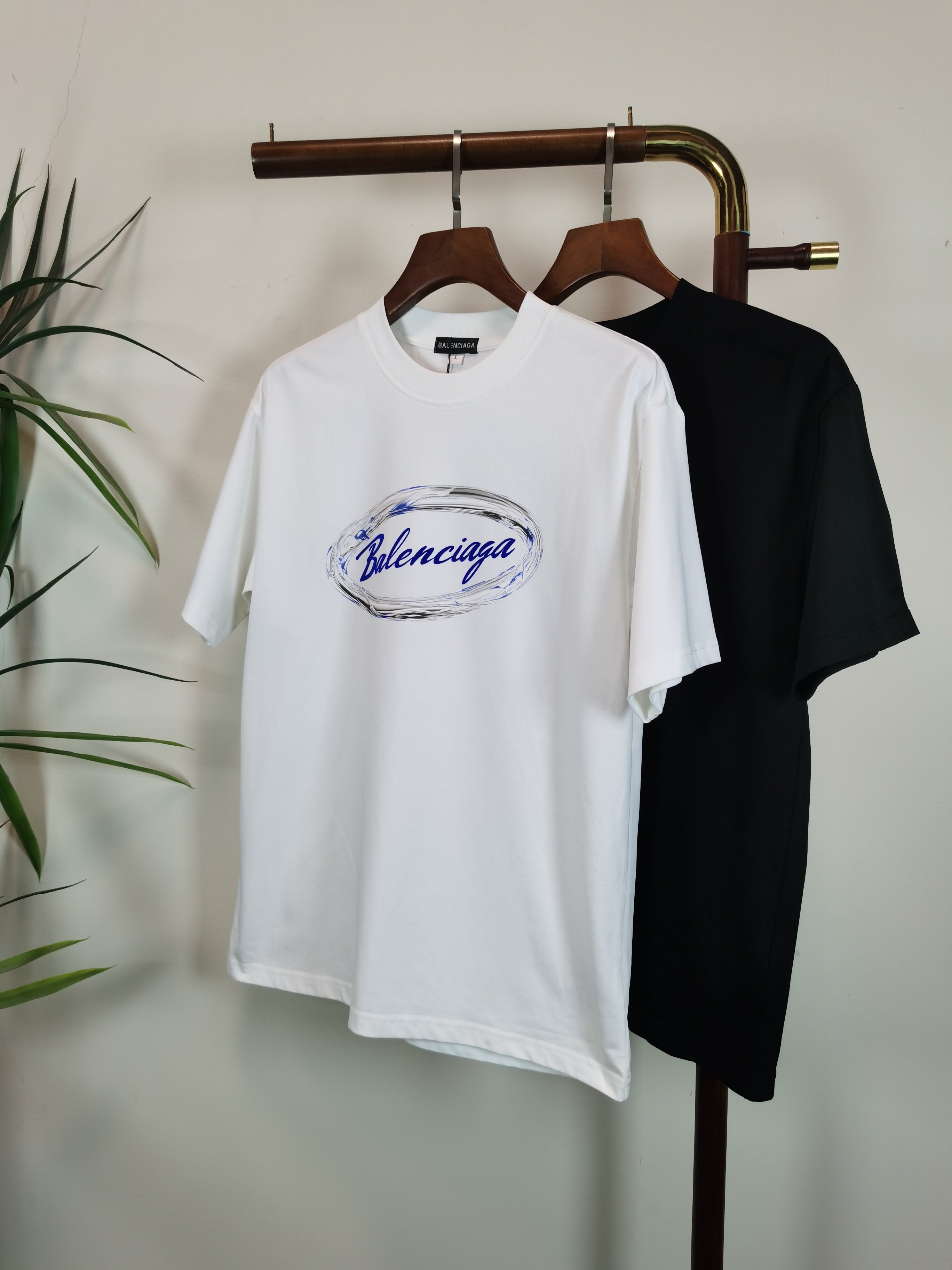 NO:525251,Balenciaga BALENCIAGA 2025 new round neck short-sleeved T-shirt high-end version!  Customized fabrics for counters are breathable and comfortable, with impeccable details, and the brand element design concept reflects high quality. The feel is delicate and soft!  It is casually cut, with a great upper body style!  Color black white Number M-4XL, balenciaga, balenciaga, T-shirt,tees, t-shirt,alexander wang19860909巴黎世家 BALENCIAGA 2025新款 圆领 短袖 T恤 高端版本！专柜定制面料 透气舒适度高,细节无可挑剔,品牌元素设计理念,体现高品质.手感细腻柔软！呈现休闲裁剪,上身版型超赞！ 颜色黑色 白色 码数M-4XL,,balenciaga,balenciaga,T-shirt,tees，t-shirt,alexander wang,Men's clothing