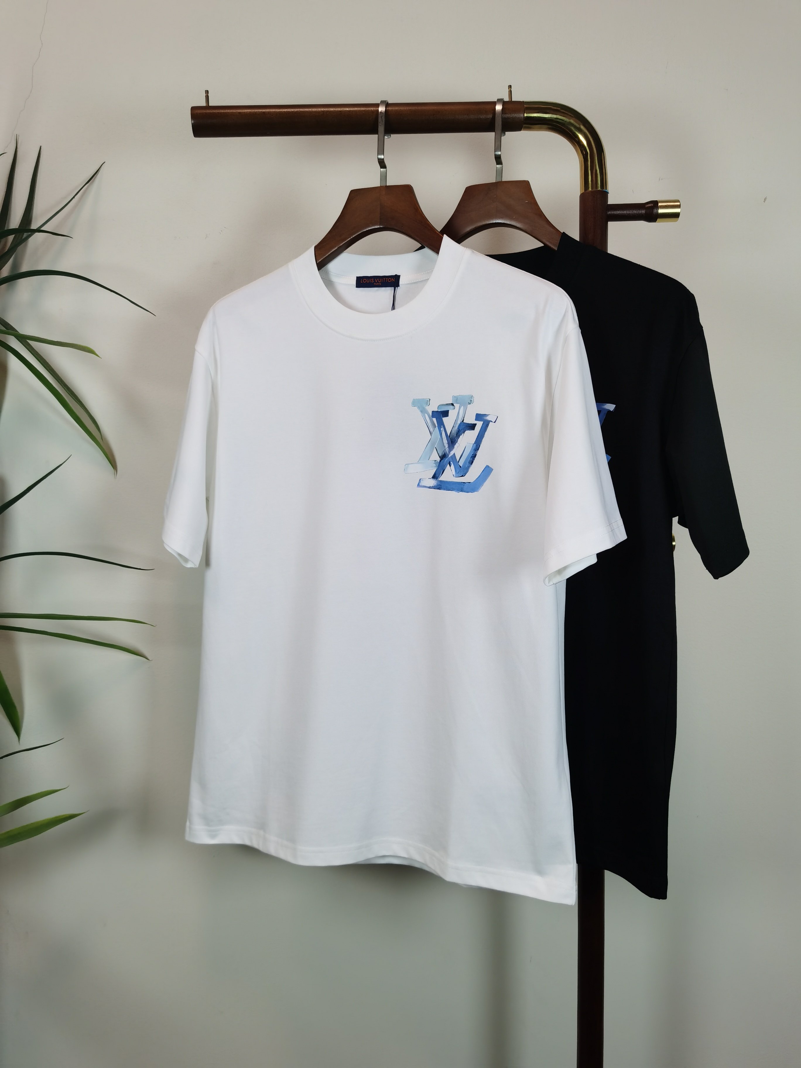 NO:524261,Louis Vuitton LV New round neck short-sleeved T-shirt high-end version!  Customized fabrics for counters are breathable and comfortable, with impeccable details, and the brand element design concept reflects high quality. The feel is delicate and soft!  It is casually cut, with a great upper body style!  Color black white Number M-4XL, louis vuitton,louis vuitton,t-shirt,tees,t-shirt,alexander wang19860909路易威登 LV 新款 圆领 短袖 T恤 高端版本！专柜定制面料 透气舒适度高,细节无可挑剔,品牌元素设计理念,体现高品质.手感细腻柔软！呈现休闲裁剪,上身版型超赞！ 颜色黑色 白色 码数M-4XL,,louis vuitton,louis vuitton,T-shirt,tees，t-shirt,alexander wang,Men's clothing