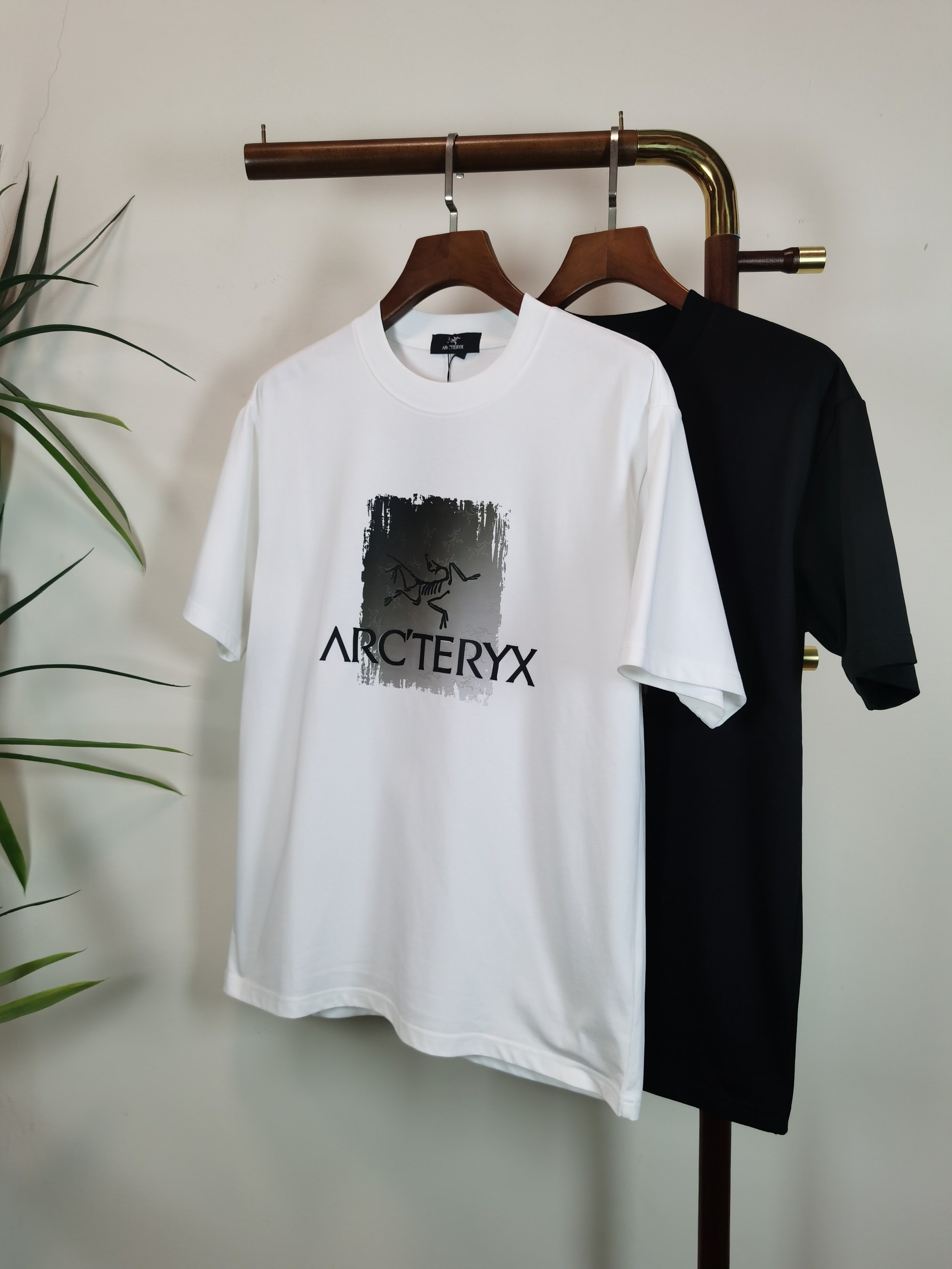 NO:524260,Archaeopteryx ARCTERYX New Round Neck Short Sleeve T-shirt High-end Version!  Customized fabrics for counters are breathable and comfortable, with impeccable details, and the brand element design concept reflects high quality. The feel is delicate and soft!  It is casually cut, with a great upper body style!  Color black white Number M-4XL,arc'teryx,T-shirt,tees,t-shirt,alexander wang19860909始祖鸟 ARCTERYX 新款 圆领 短袖 T恤 高端版本！专柜定制面料 透气舒适度高,细节无可挑剔,品牌元素设计理念,体现高品质.手感细腻柔软！呈现休闲裁剪,上身版型超赞！ 颜色黑色 白色 码数M-4XL,arc'teryx,T-shirt,tees，t-shirt,alexander wang,Men's clothing