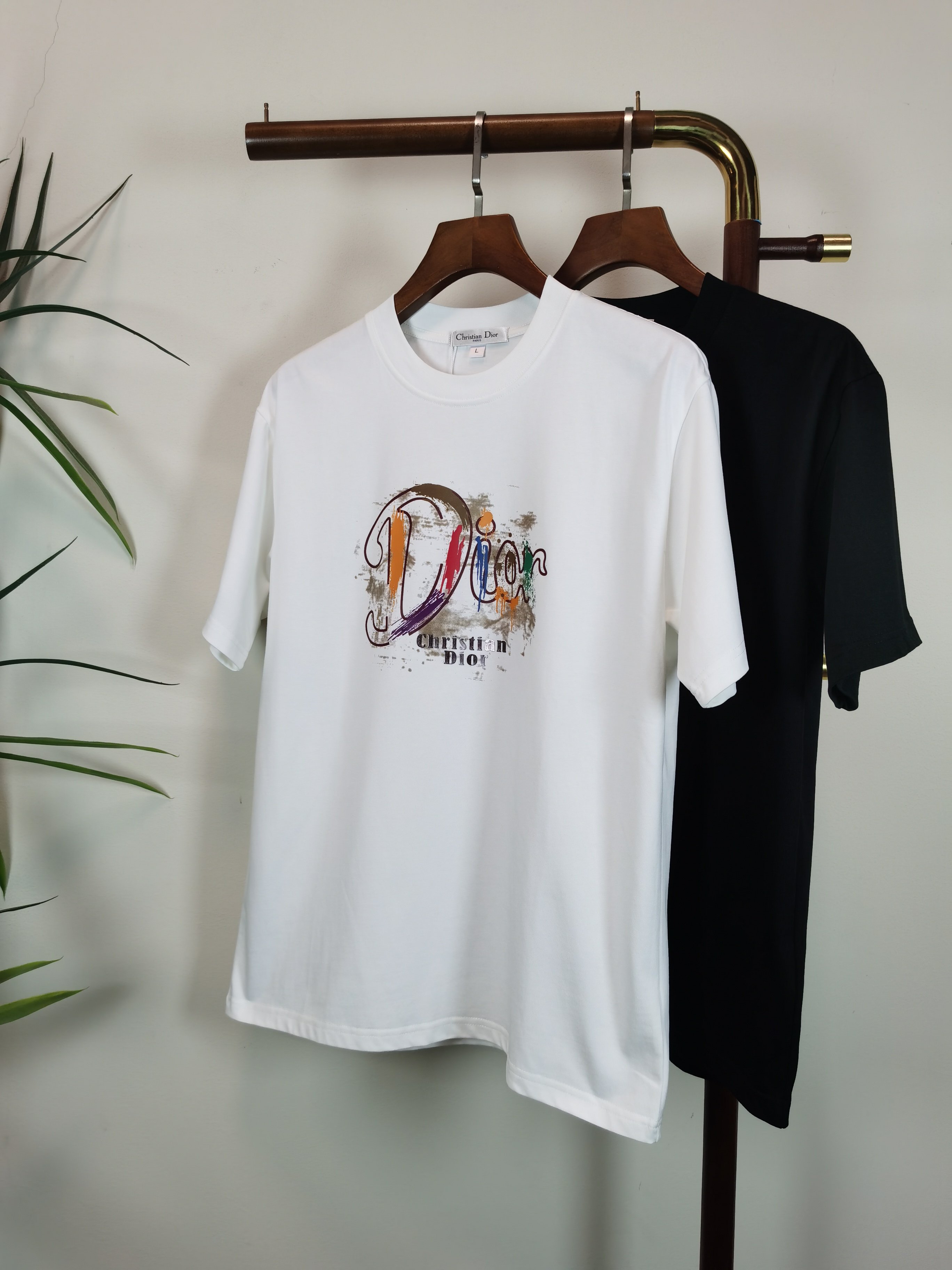 NO:524262,Dior DIOR new round neck short-sleeved T-shirt high-end version!  Customized fabrics for counters are breathable and comfortable, with impeccable details, and the brand element design concept reflects high quality. The feel is delicate and soft!  It is casually cut, with a great upper body style!  Color black white Number M-4XL,,dior,dior,T-shirt,tees,t-shirt,alexander wang19860909迪奥 DIOR 新款 圆领 短袖 T恤 高端版本！专柜定制面料 透气舒适度高,细节无可挑剔,品牌元素设计理念,体现高品质.手感细腻柔软！呈现休闲裁剪,上身版型超赞！ 颜色黑色 白色 码数M-4XL,,dior,dior,T-shirt,tees，t-shirt,alexander wang,Men's clothing