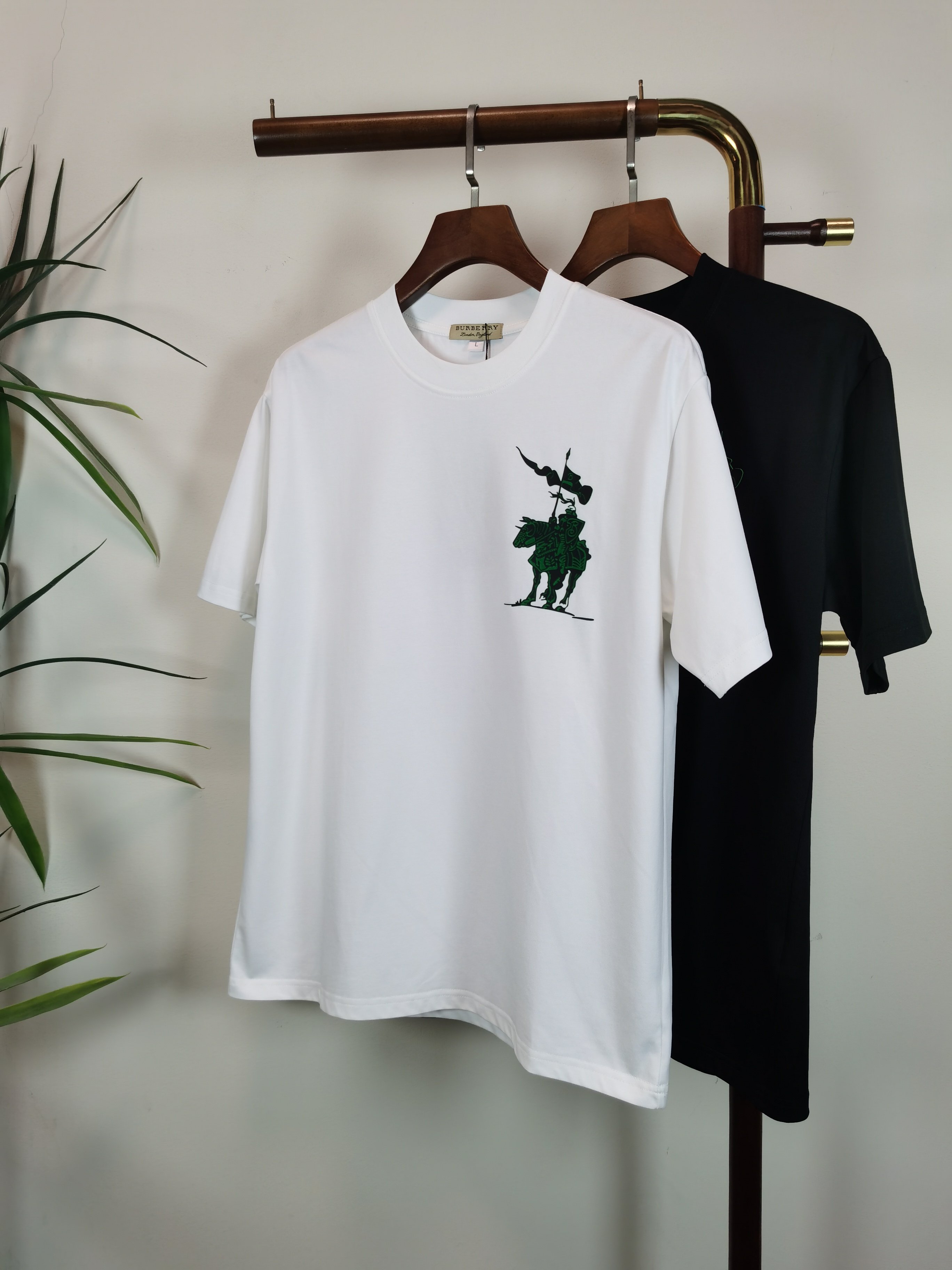 NO:524263,Burberry BURBERRY new round neck short-sleeved T-shirt high-end version!  Customized fabrics for counters are breathable and comfortable, with impeccable details, and the brand element design concept reflects high quality. The feel is delicate and soft!  It is casually cut, with a great upper body style!  Color black white Number M-4XL, burberry, burberry, T-shirt,tees, t-shirt,alexander wang19860909巴宝莉 BURBERRY新款 圆领 短袖 T恤 高端版本！专柜定制面料 透气舒适度高,细节无可挑剔,品牌元素设计理念,体现高品质.手感细腻柔软！呈现休闲裁剪,上身版型超赞！ 颜色黑色 白色 码数M-4XL,,burberry,burberry,T-shirt,tees，t-shirt,alexander wang,Men's clothing