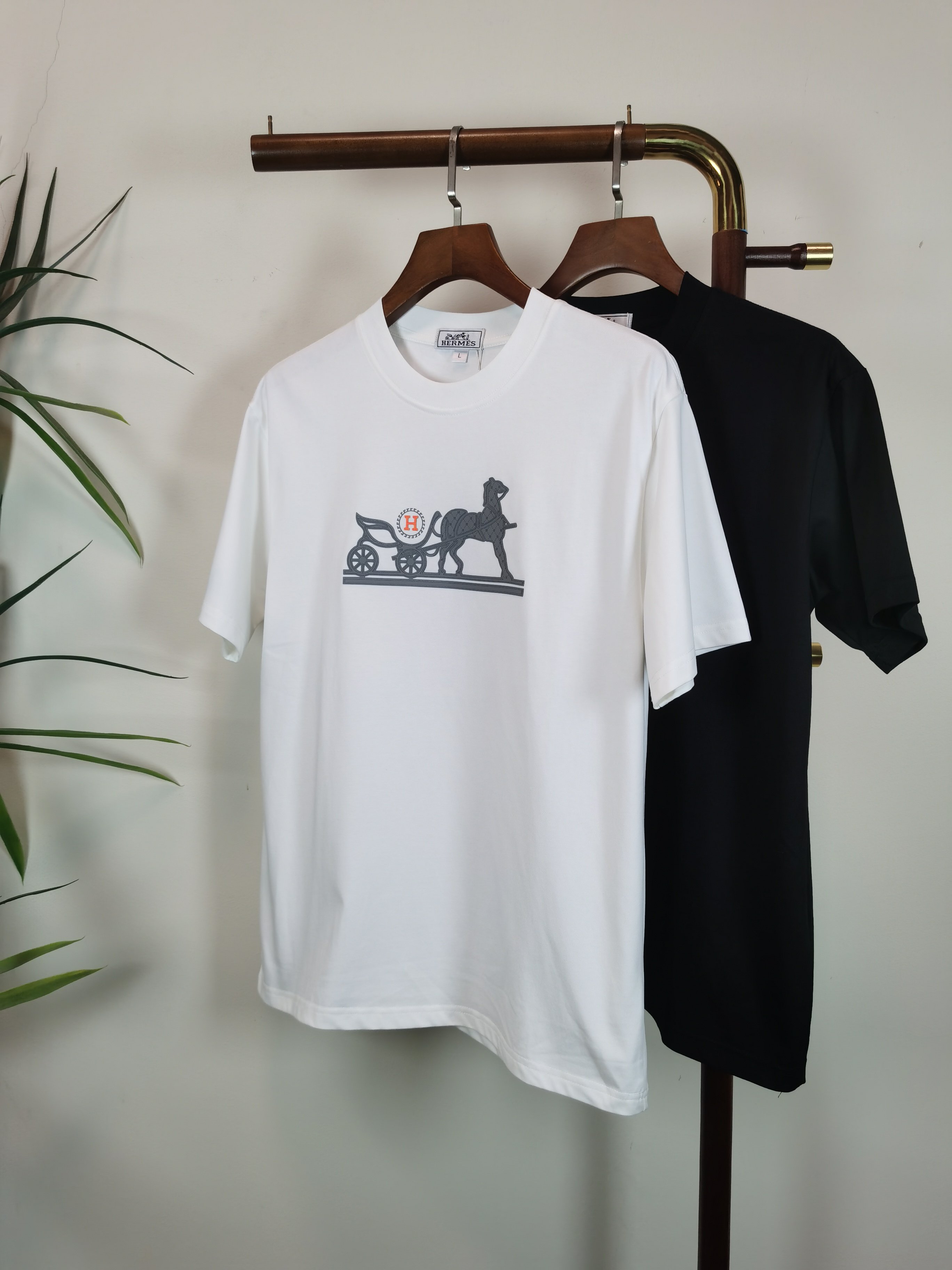 NO:525250,Hermes HERMERS 2025 new round neck short-sleeved T-shirt high-end version!  Customized fabrics for counters are breathable and comfortable, with impeccable details, and the brand element design concept reflects high quality. The feel is delicate and soft!  It is casually cut, with a great upper body style!  Color black white Number M-4XL, hermes, hermes, T-shirt,tees, t-shirt,alexander wang19860909爱马仕 HERMERS 2025新款 圆领 短袖 T恤 高端版本！专柜定制面料 透气舒适度高,细节无可挑剔,品牌元素设计理念,体现高品质.手感细腻柔软！呈现休闲裁剪,上身版型超赞！ 颜色黑色 白色 码数M-4XL,,hermes,hermes,T-shirt,tees，t-shirt,alexander wang,Men's clothing