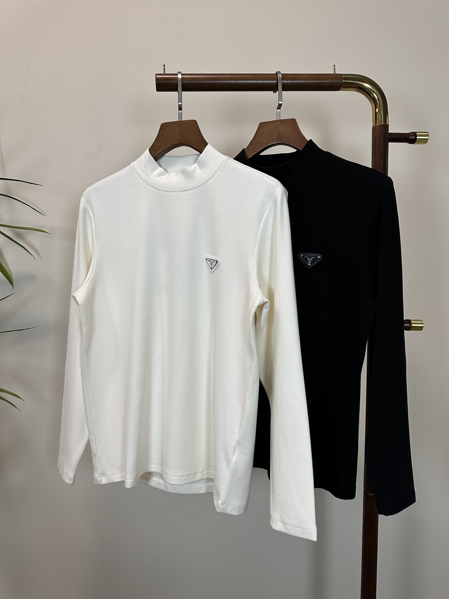 NO:541155,PRADA is exclusively available for new products. Men's high-neck long-sleeved T-shirts are made of cotton fabric. Soft and delicate. Basic base shirts are indispensable for men's wardrobe. They can be matched with various clothing anytime and anywhere to meet your daily needs. The clothes are very simple and low-key. Dear, buy them quickly. Standard style. Color black and white. Number of numbers M-3XL,,prada,prada,tees, t-shirt,alexander wang.19860909PRADA普拉达 独家专供新品 男士高领长袖T恤 采用全棉面料 柔软细腻 男人的衣柜都少不了基础打底衫 随时随地都可以拿来搭配各种服饰 满足您日常生活需求 ,衣服设计非常的简洁 ,很是低调的设计 亲们赶紧入手 标准版型 颜色黑色 白色 码数M-3XL,,prada,prada,tees，t-shirt,alexander wang,Men's clothing