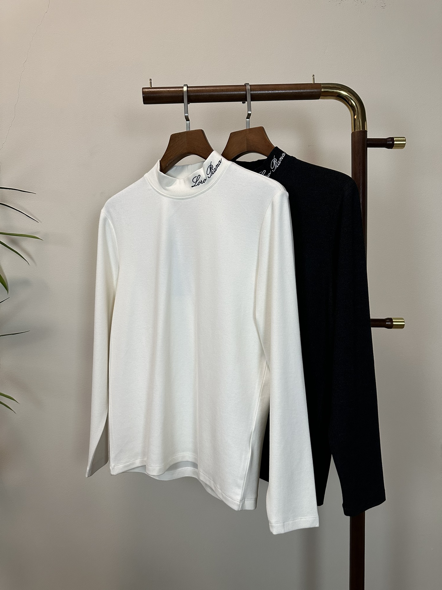 NO:541162,LP Lao Qianfeng Exclusively offers new products Men's high-neck long-sleeved T-shirts are made of cotton fabric, soft and delicate. Basic base shirts are indispensable for men's wardrobe. They can be matched with various clothing anytime and anywhere to meet your daily needs. The clothes are very simple and low-key. Dear, buy them quickly. Standard style, color black and white. Number of numbers M-3XL,,loro piano,tees, t-shirt,alexander wang19860909LP 老钱风 独家专供新品 男士高领长袖T恤 采用全棉面料 柔软细腻 男人的衣柜都少不了基础打底衫 随时随地都可以拿来搭配各种服饰 满足您日常生活需求 ,衣服设计非常的简洁 ,很是低调的设计 亲们赶紧入手 标准版型 颜色黑色 白色 码数M-3XL,,loro piana,tees，t-shirt,alexander wang,Men's clothing