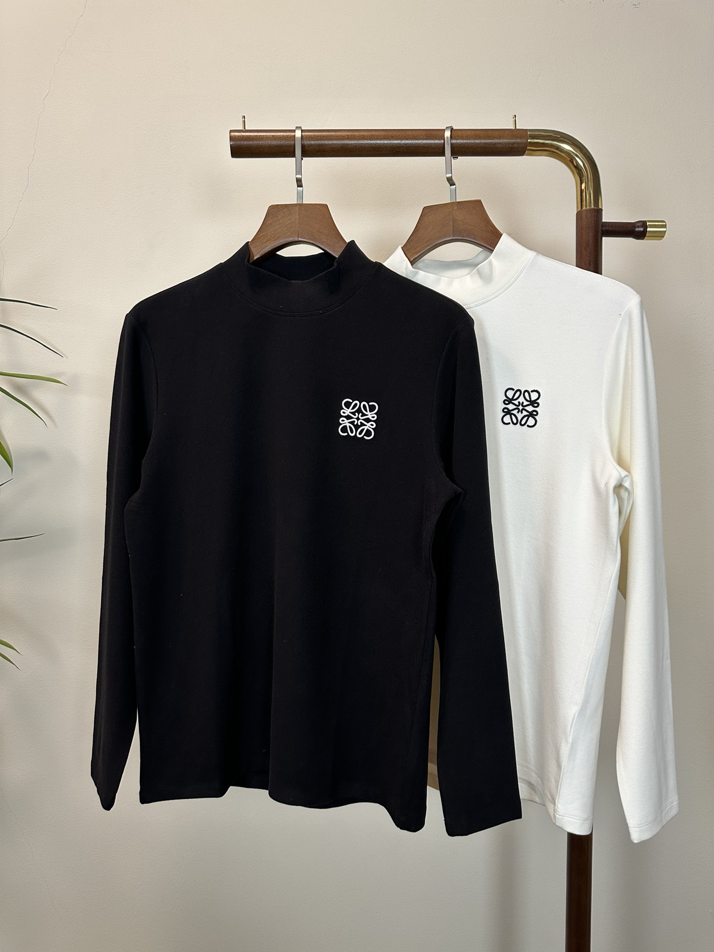 NO:541145,LOEWE Exclusively available for new products. Men's high-neck long-sleeved T-shirts are made of cotton fabric. Soft and delicate. Basic base shirts are indispensable for men's wardrobe. They can be matched with various clothing anytime and anywhere to meet your daily needs. The clothes are very simple and very low-key. Dear, buy them quickly. Standard style. Color black and white. Number of numbers M-3XL,,loewe,loewe,tees,t-shirt,alexander wang.19860909LOEWE罗意威 独家专供新品 男士高领长袖T恤 采用全棉面料 柔软细腻 男人的衣柜都少不了基础打底衫 随时随地都可以拿来搭配各种服饰 满足您日常生活需求 ,衣服设计非常的简洁 ,很是低调的设计 亲们赶紧入手 标准版型 颜色黑色 白色 码数M-3XL,,loewe,loewe,tees，t-shirt,alexander wang,Men's clothing