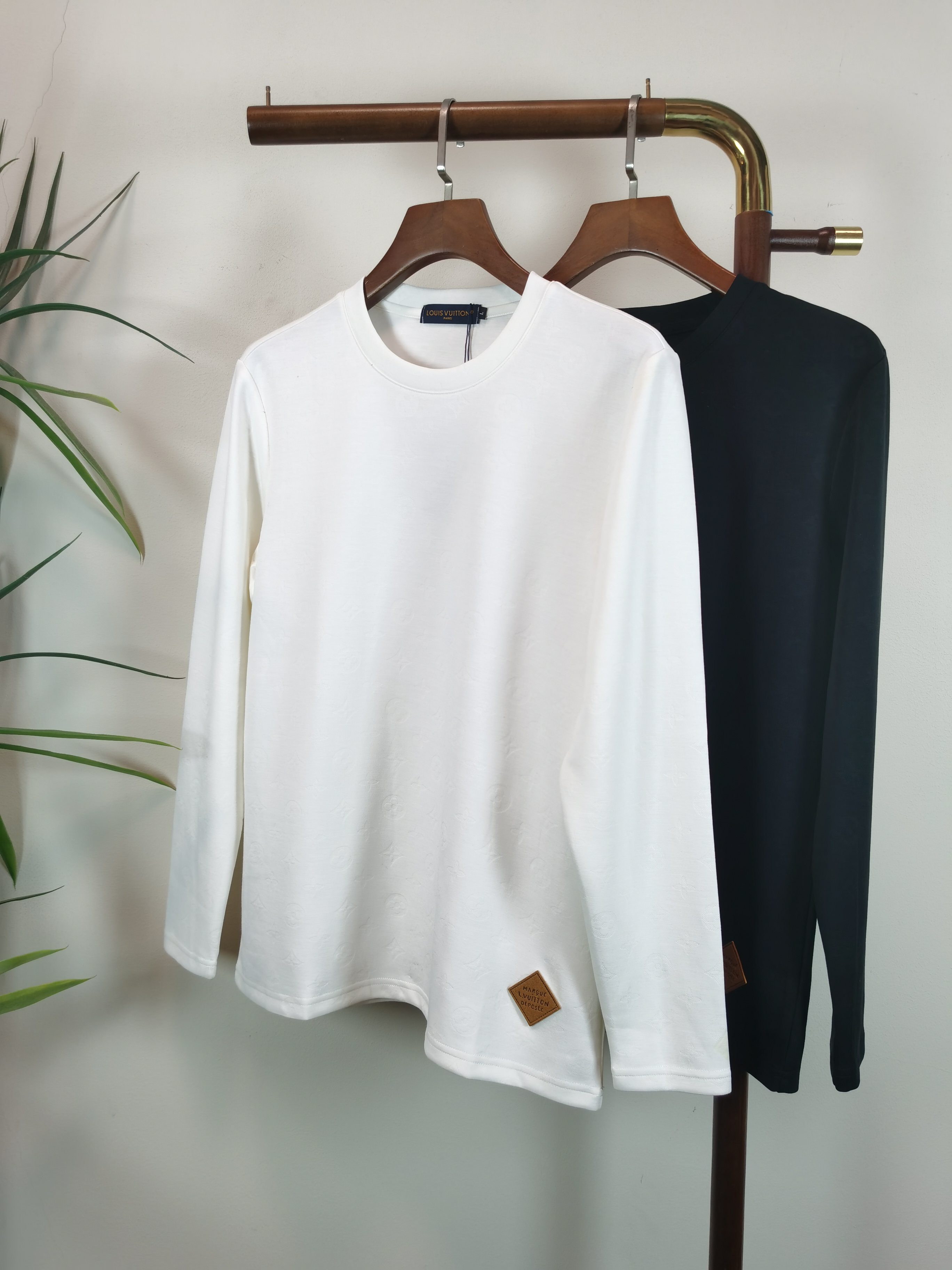 NO:541126,LV Louis Vuitton exclusively offers new products. Men's high-neck long-sleeved T-shirts are made of cotton fabric. Soft and delicate. Basic base shirts are indispensable for men's wardrobe. They can be matched with various clothing anytime and anywhere to meet your daily needs. The clothes are very simple and very low-key. Dear, buy them quickly. Standard style. Color black and white. Number of numbers M-3XL,,louis vuitton,louis vuitton,tees,t-shirt,alexander wang19860909LV 路易威登 独家专供新品 男士高领长袖T恤 采用全棉面料 柔软细腻 男人的衣柜都少不了基础打底衫 随时随地都可以拿来搭配各种服饰 满足您日常生活需求 ,衣服设计非常的简洁 ,很是低调的设计 亲们赶紧入手 标准版型 颜色黑色 白色 码数M-3XL,,louis vuitton,louis vuitton,tees，t-shirt,alexander wang,Men's clothing