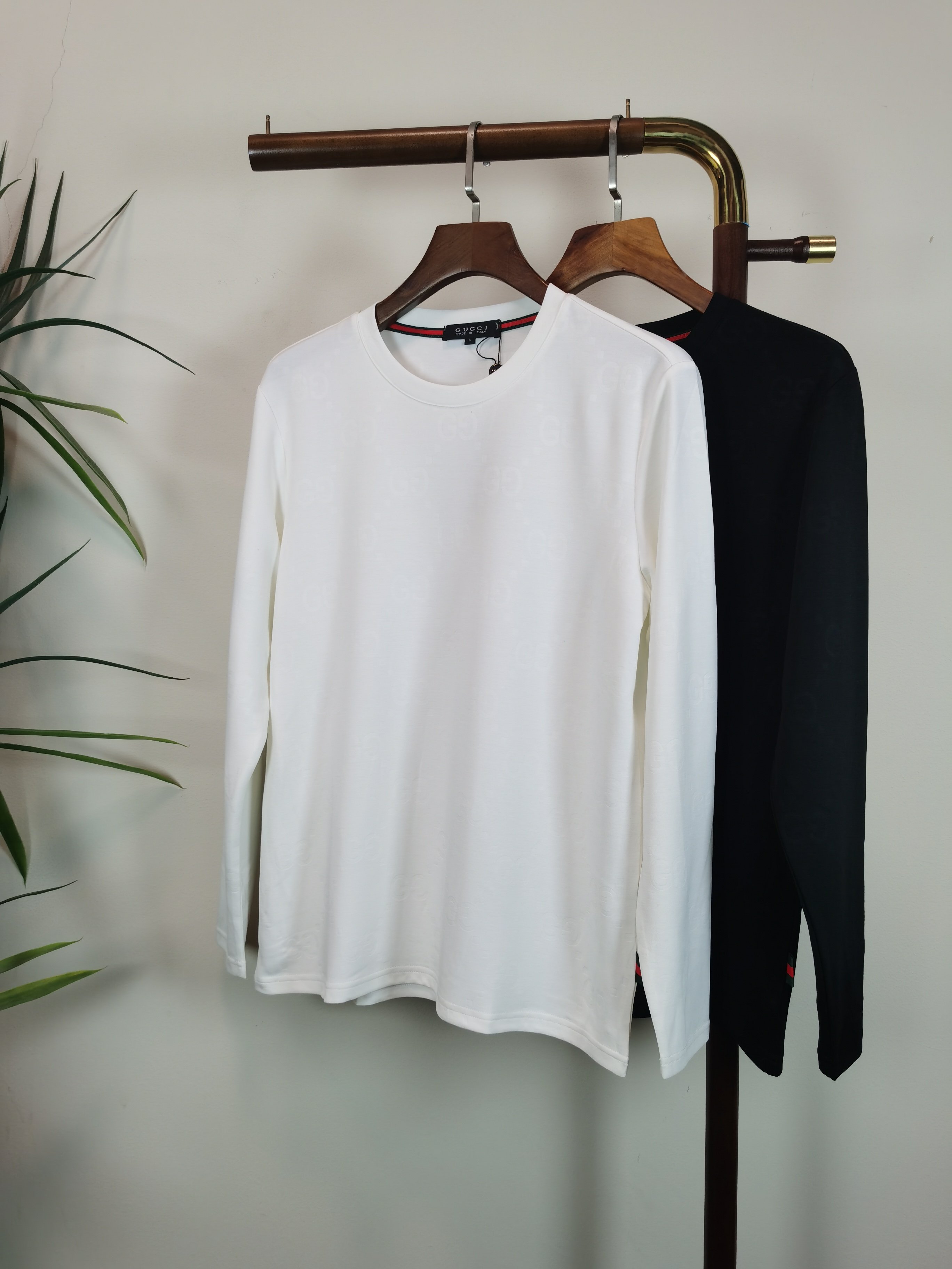 NO:524258,GUCCI Gucci exclusively offers new products. Men's high-neck long-sleeved T-shirts are made of cotton fabric. Soft and delicate. Basic base shirts are indispensable for men's wardrobe. They can be matched with various clothing anytime and anywhere to meet your daily needs. The clothes are very simple and very low-key. Dear, buy them quickly. Standard version. Color black and white. Number of numbers M-3XL,,gucci,gucci,tees, t-shirt,alexander wang.19860909GUCCI古驰 独家专供新品 男士高领长袖T恤 采用全棉面料 柔软细腻 男人的衣柜都少不了基础打底衫 随时随地都可以拿来搭配各种服饰 满足您日常生活需求 ,衣服设计非常的简洁 ,很是低调的设计 亲们赶紧入手 标准版型 颜色黑色 白色 码数M-3XL,,gucci,gucci,tees，t-shirt,alexander wang,Men's clothing