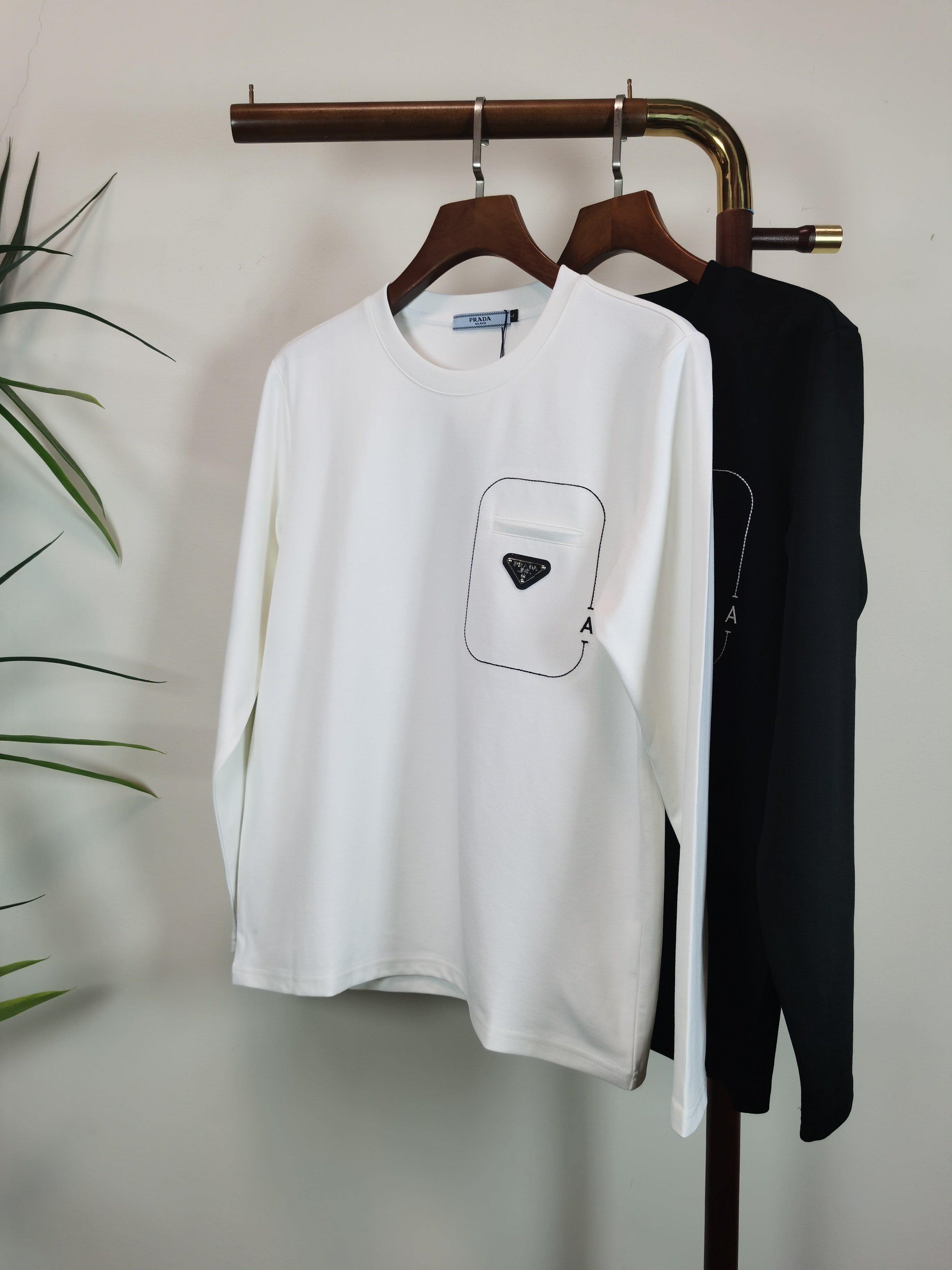 NO:524259,PRADA is exclusively available for new products. Men's high-neck long-sleeved T-shirts are made of cotton fabric. Soft and delicate. Basic base shirts are indispensable for men's wardrobe. They can be matched with various clothing anytime and anywhere to meet your daily needs. The clothes are very simple and low-key. Dear, buy them quickly. Standard style. Color black and white. Number of numbers M-3XL,,prada,prada,tees, t-shirt,alexander wang.19860909PRADA普拉达 独家专供新品 男士高领长袖T恤 采用全棉面料 柔软细腻 男人的衣柜都少不了基础打底衫 随时随地都可以拿来搭配各种服饰 满足您日常生活需求 ,衣服设计非常的简洁 ,很是低调的设计 亲们赶紧入手 标准版型 颜色黑色 白色 码数M-3XL,,prada,prada,tees，t-shirt,alexander wang,Men's clothing