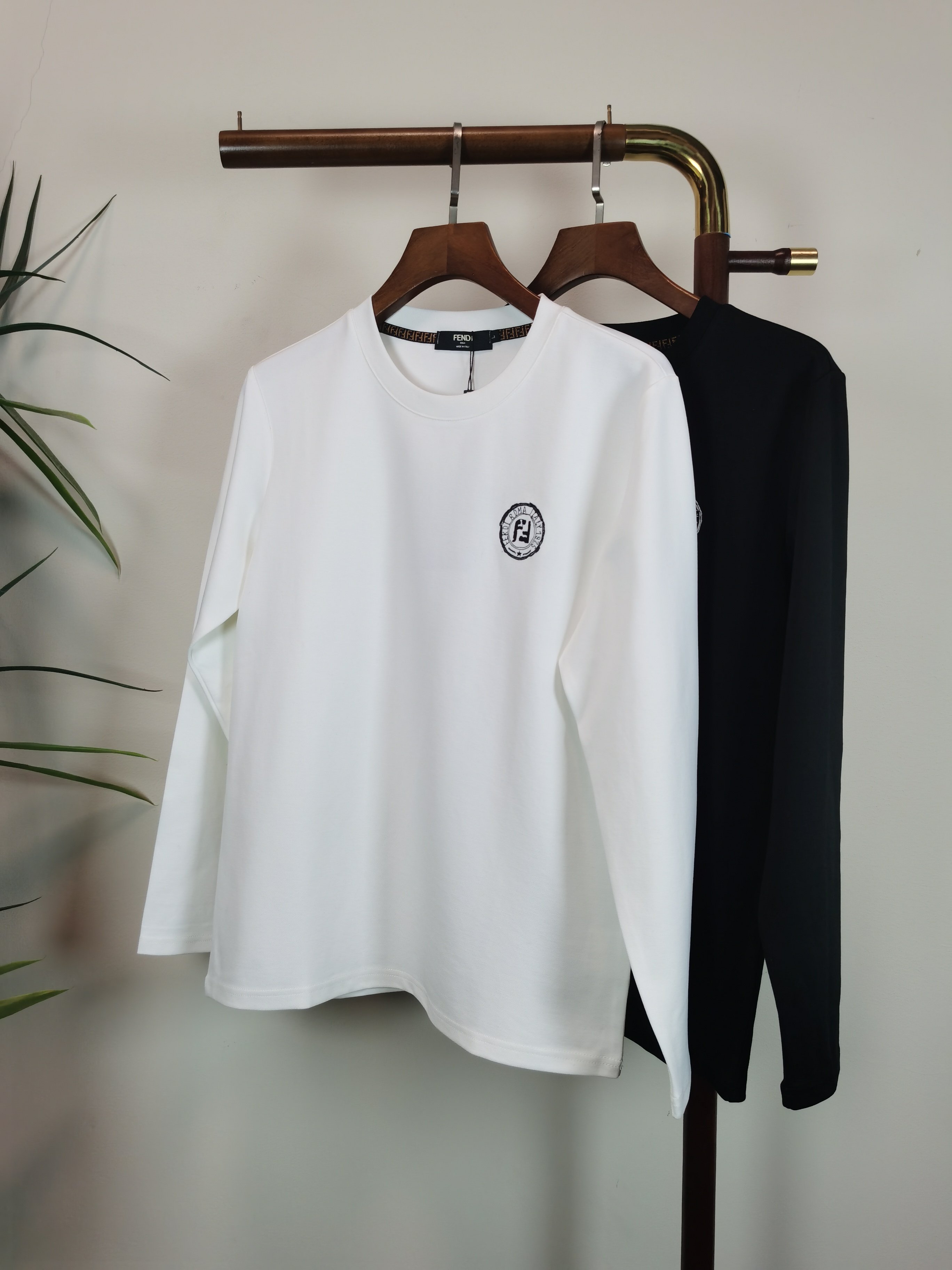 NO:525246,FENDI Exclusively available new products Men's high-neck long-sleeved T-shirts are made of cotton fabric, soft and delicate. Basic base shirts are indispensable for men's wardrobe. They can be matched with various clothing anytime and anywhere to meet your daily needs. The clothes are very simple and very low-key. Dear, buy them quickly. Standard style, color black and white. Number of numbers M-3XL,,fendi,fendi,tees, t-shirt,alexander wang19860909FENDI 芬迪 独家专供新品 男士高领长袖T恤 采用全棉面料 柔软细腻 男人的衣柜都少不了基础打底衫 随时随地都可以拿来搭配各种服饰 满足您日常生活需求 ,衣服设计非常的简洁 ,很是低调的设计 亲们赶紧入手 标准版型 颜色黑色 白色 码数M-3XL,,fendi,fendi,tees，t-shirt,alexander wang,Men's clothing