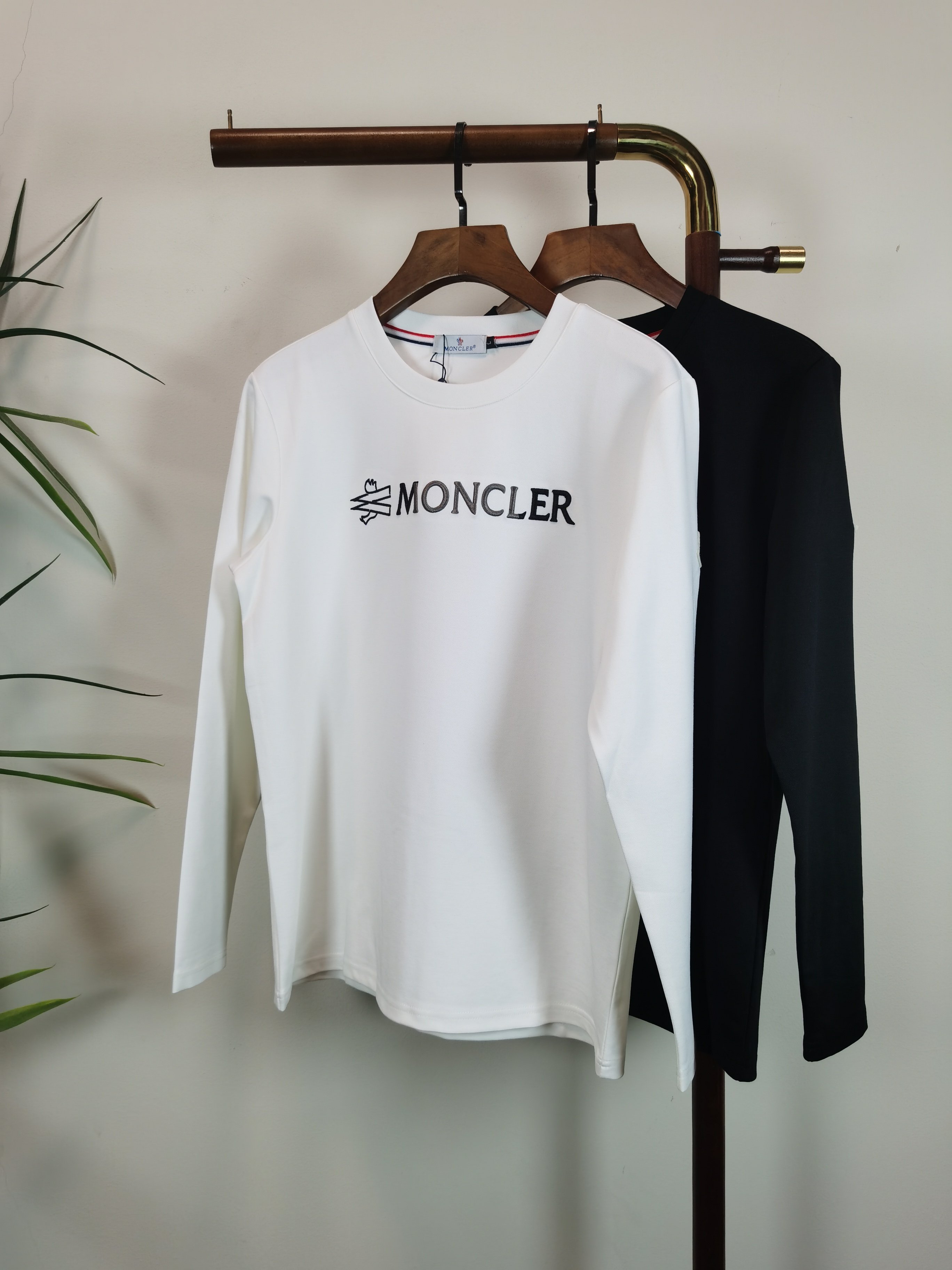 NO:525248,MONCLER matte, exclusively available for new products, men's high-neck long-sleeved T-shirt, made of cotton fabric, soft and delicate, men's wardrobe, basic base shirts are indispensable for men's wardrobe. They can be matched with various clothing anytime and anywhere to meet your daily needs. The clothes are very simple and low-key. Dear, buy them quickly. Standard style, color black and white, code number M-3XL,,Moncler,tees, t-shirt,alexander wang19860909MONCLER 蒙口 独家专供新品 男士高领长袖T恤 采用全棉面料 柔软细腻 男人的衣柜都少不了基础打底衫 随时随地都可以拿来搭配各种服饰 满足您日常生活需求 ,衣服设计非常的简洁 ,很是低调的设计 亲们赶紧入手 标准版型 颜色黑色 白色 码数M-3XL,,Moncler,tees，t-shirt,alexander wang,Men's clothing