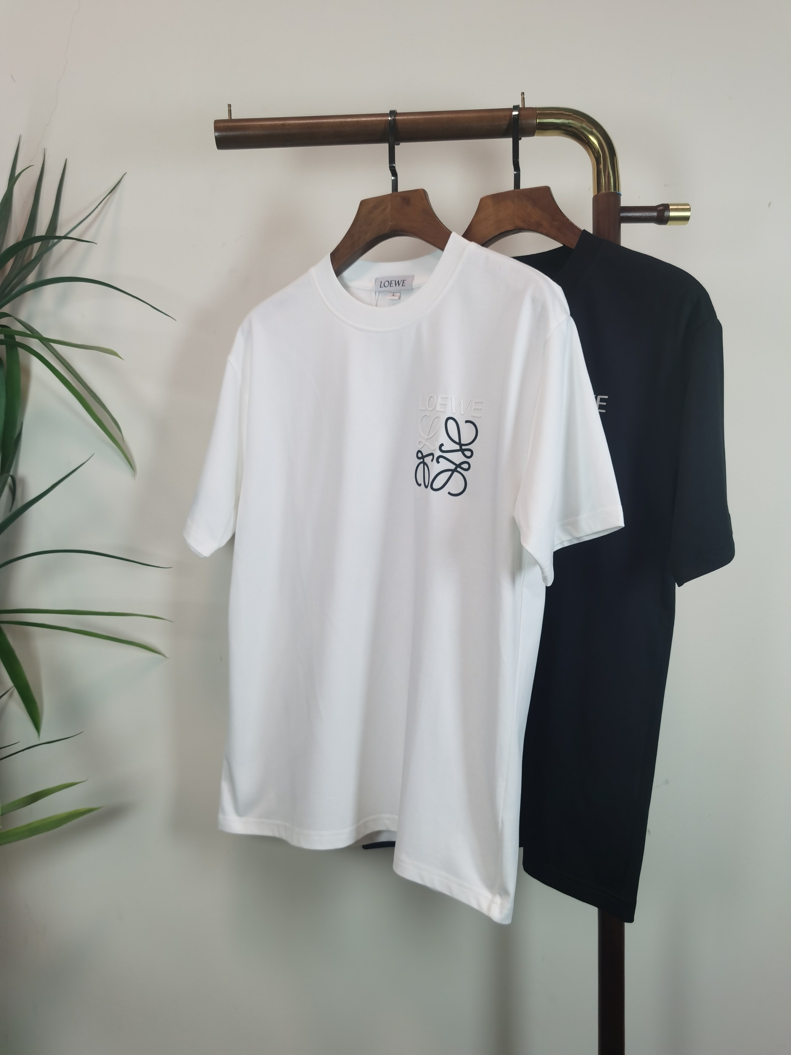 NO:530642,Luo Yiwei LOEWE 2025 new round neck short-sleeved T-shirt high-end version!  Customized fabrics for counters are breathable and comfortable, with impeccable details, and the brand element design concept reflects high quality. The feel is delicate and soft!  It is casually cut, with a great upper body style!  Color black white Number M-4XL, loewe,loewe,t-shirt,tees,t-shirt,alexander wang19860909罗意威 LOEWE 2025新款 圆领 短袖 T恤 高端版本！专柜定制面料 透气舒适度高,细节无可挑剔,品牌元素设计理念,体现高品质.手感细腻柔软！呈现休闲裁剪,上身版型超赞！ 颜色黑色 白色 码数M-4XL,,loewe,loewe,T-shirt,tees，t-shirt,alexander wang,Men's clothing