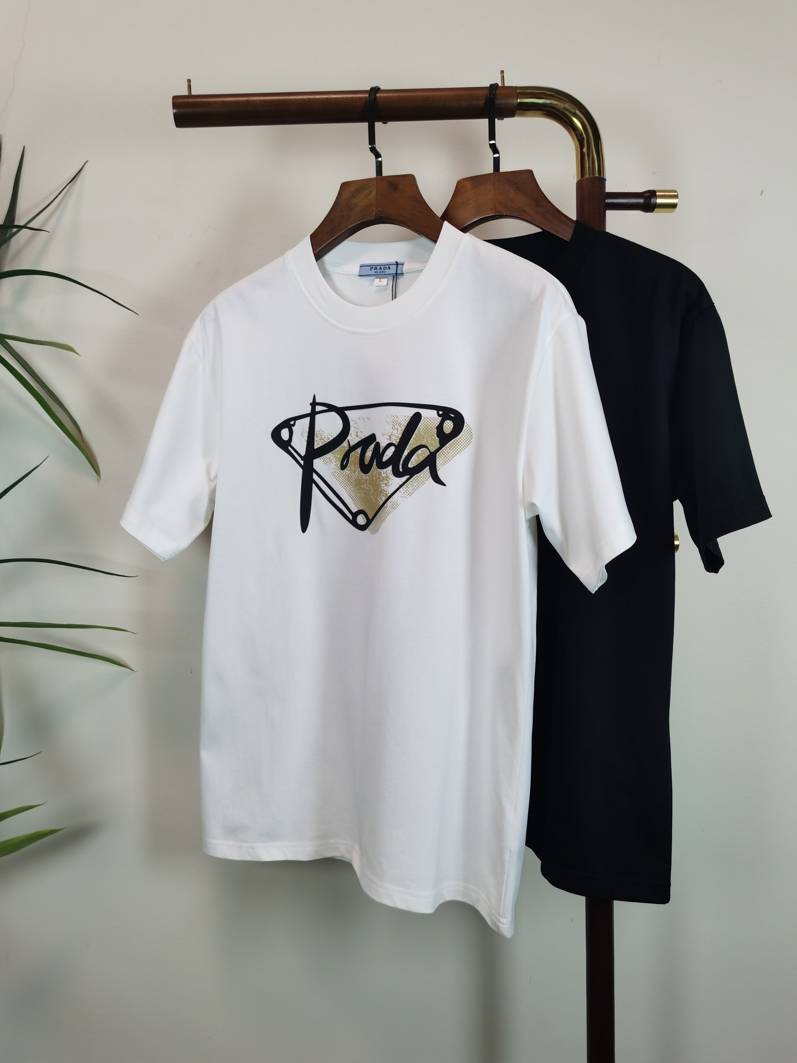 NO:531782,Prada PRADA new round neck short-sleeved T-shirt high-end version!  Customized fabrics for counters are breathable and comfortable, with impeccable details, and the brand element design concept reflects high quality. The feel is delicate and soft!  It is casually cut, with a great upper body style!  Color black white Number M-4XL, prada, prada, T-shirt,tees, t-shirt,alexander wang19860909普拉达 PRADA 新款 圆领 短袖 T恤 高端版本！专柜定制面料 透气舒适度高,细节无可挑剔,品牌元素设计理念,体现高品质.手感细腻柔软！呈现休闲裁剪,上身版型超赞！ 颜色黑色 白色 码数M-4XL,,prada,prada,T-shirt,tees，t-shirt,alexander wang,Men's clothing